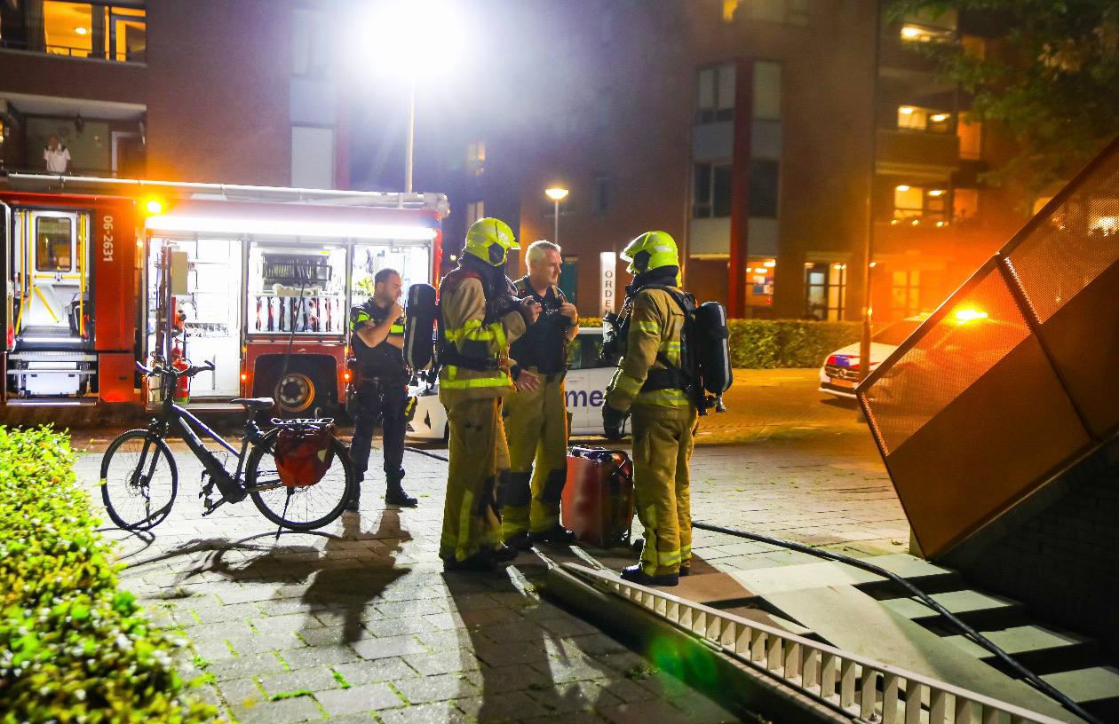 Fiets brand in kelderbox zorgt voor veel rook in flat - foto