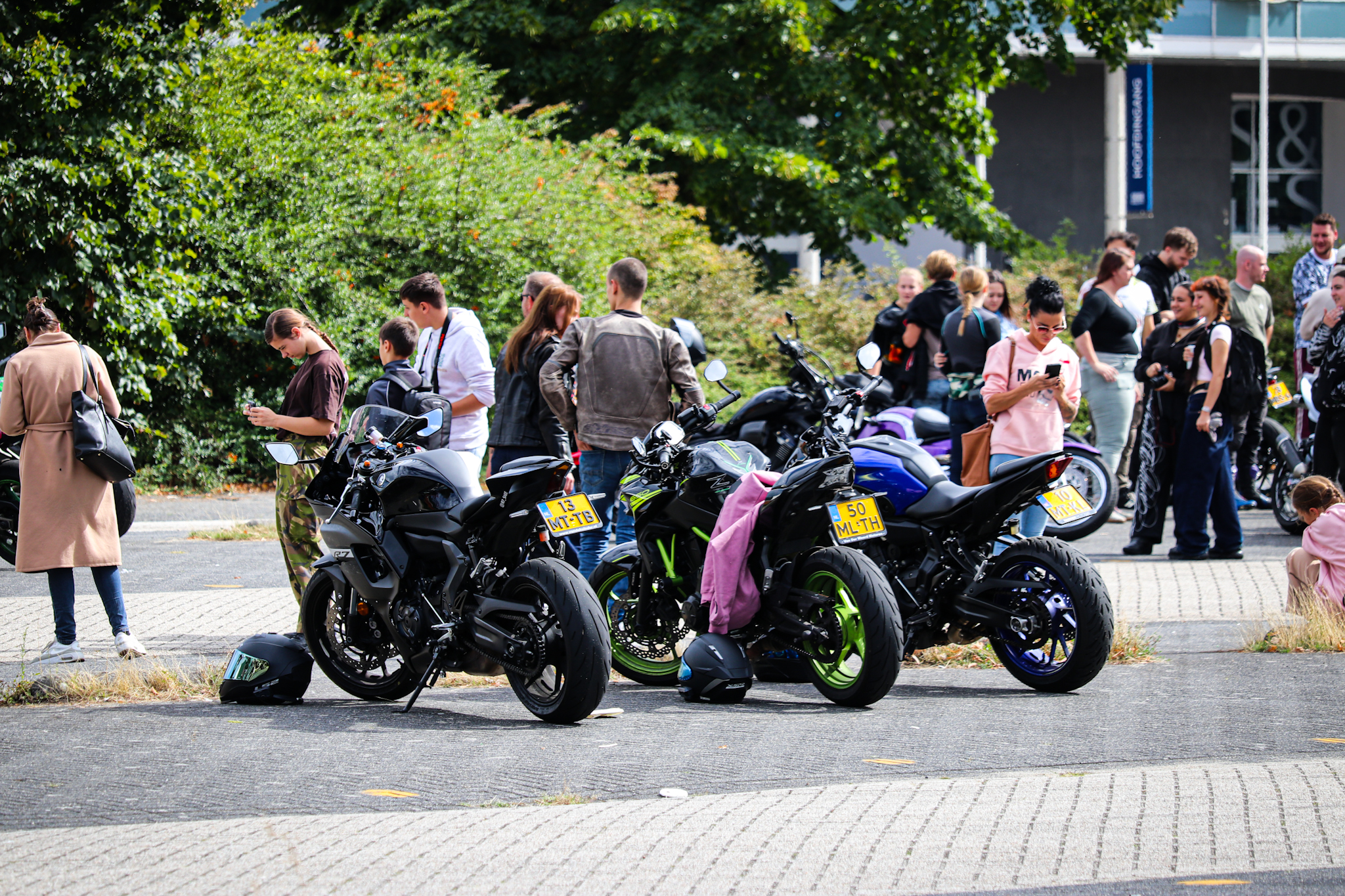 Honderden motorrijders komen af op motor meeting bij GelreDome - foto