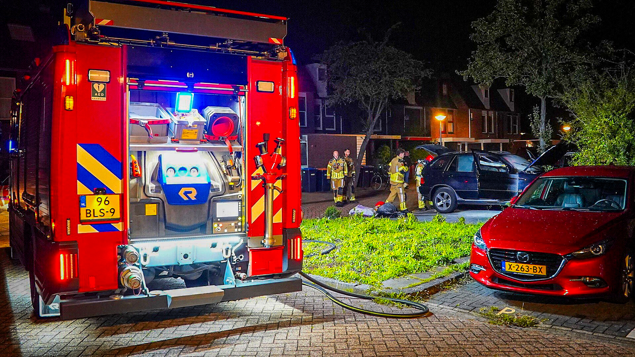 Auto zwaar beschadigd door nachtelijke brand - foto