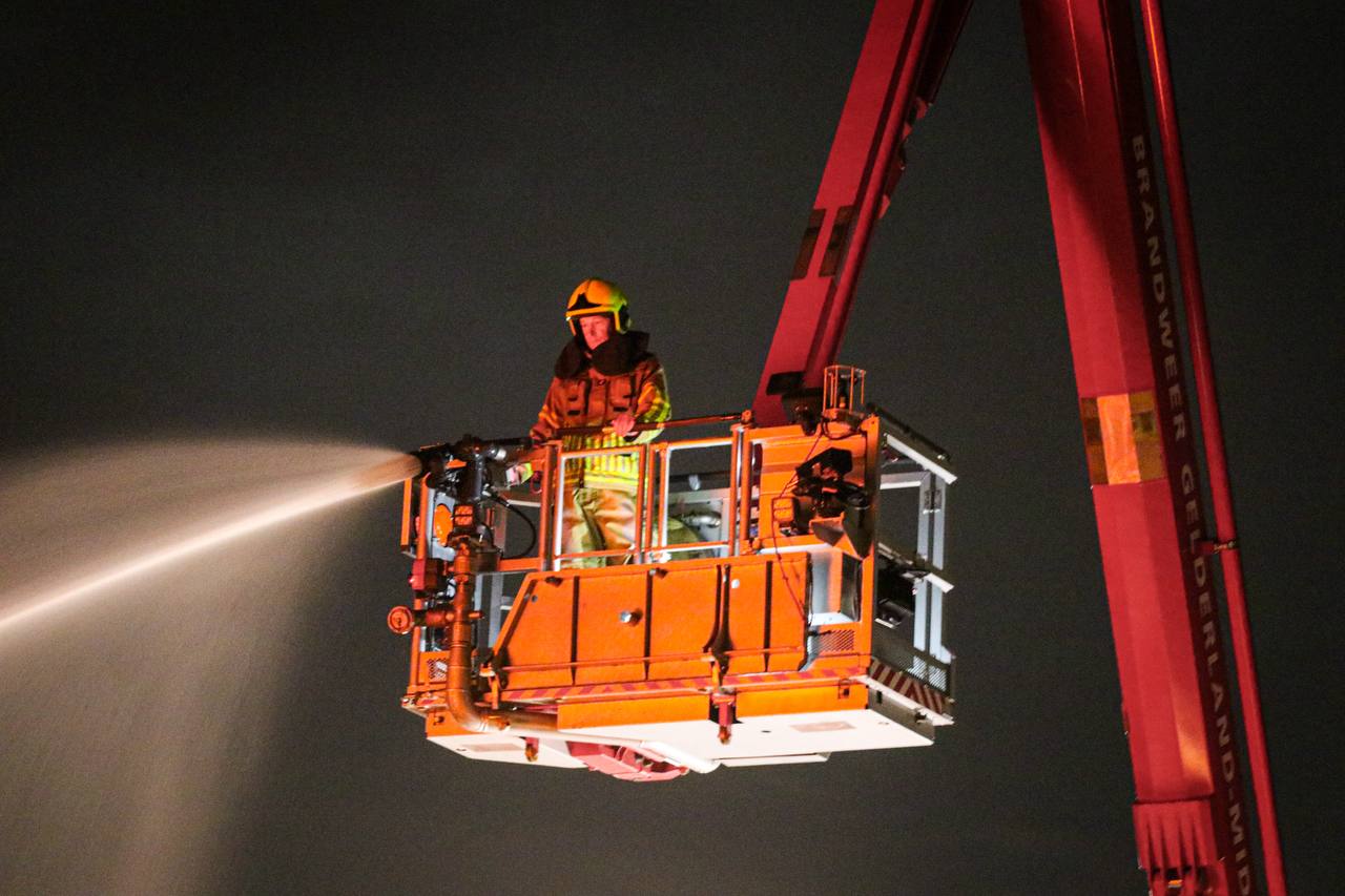 Veel rook bij containerbrand op industrieterrein - foto
