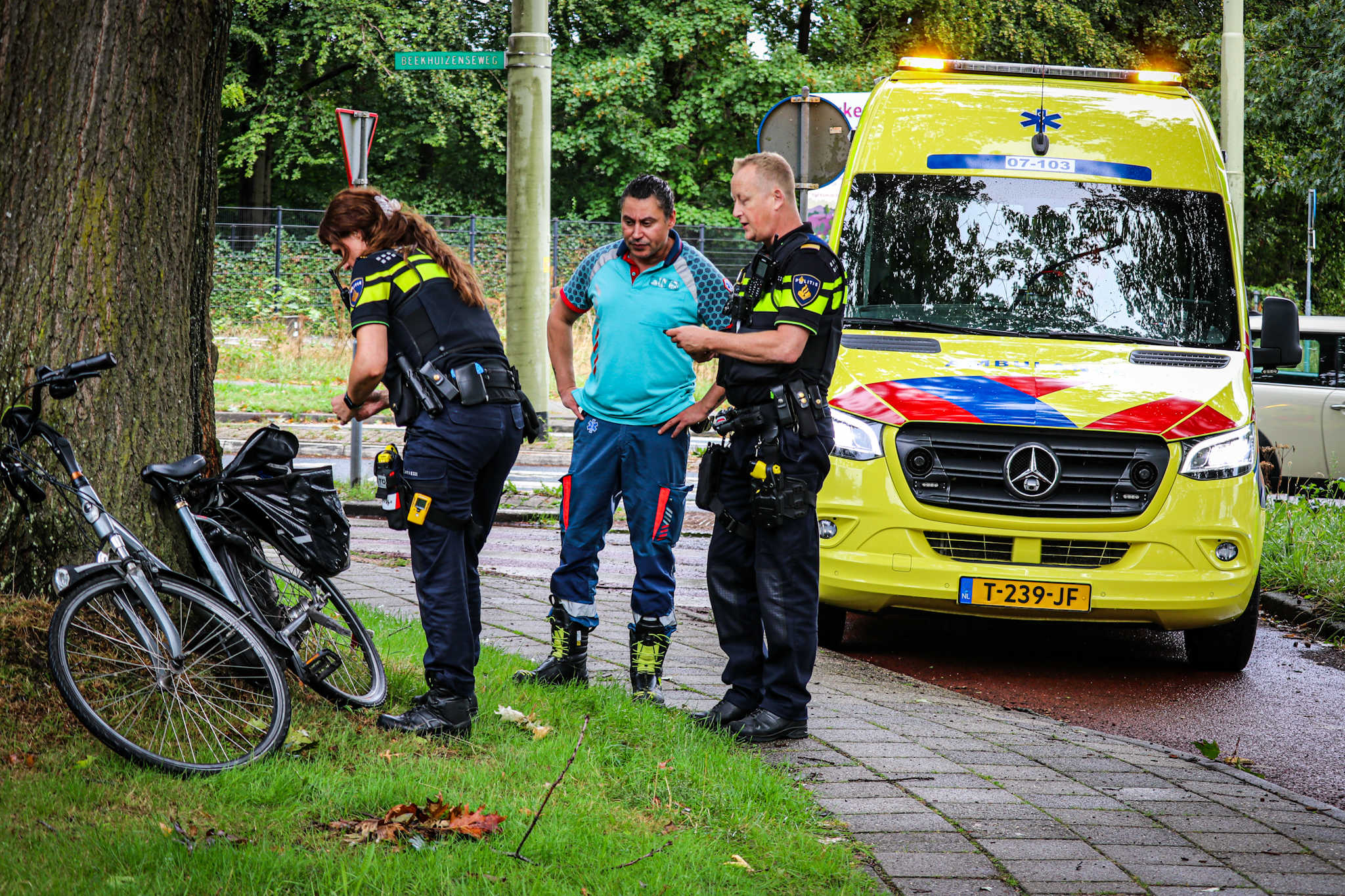 Fietser gewond na val op rotonde - foto