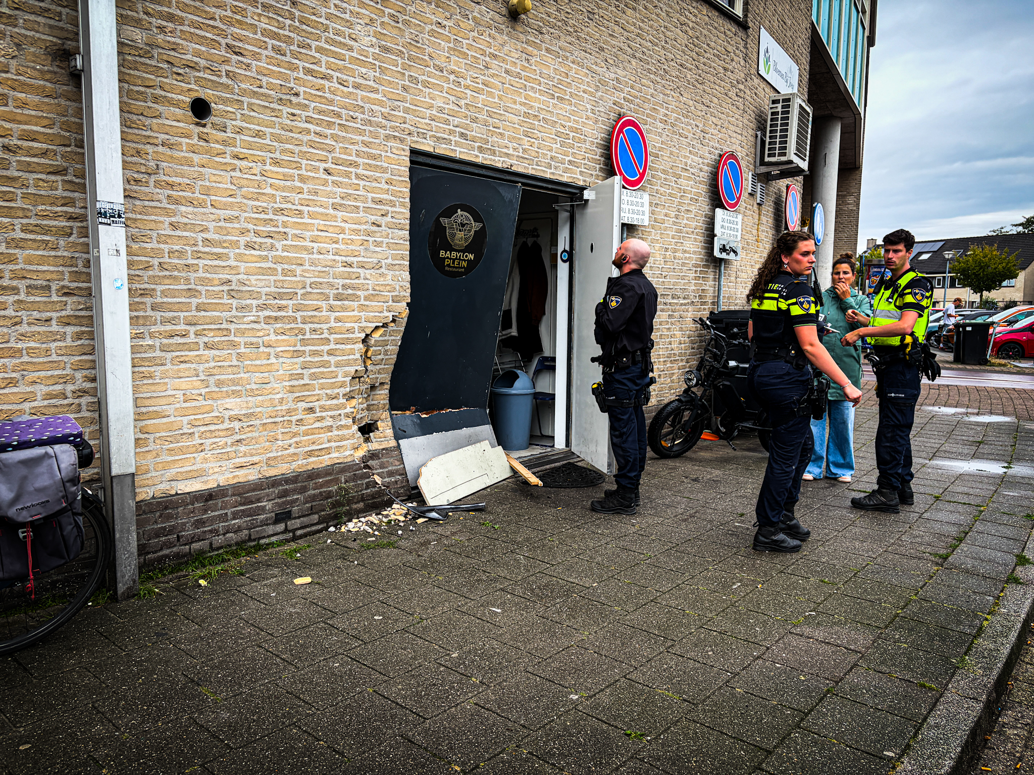 Auto ramt gevel aan Eilandplein in Duiven - foto
