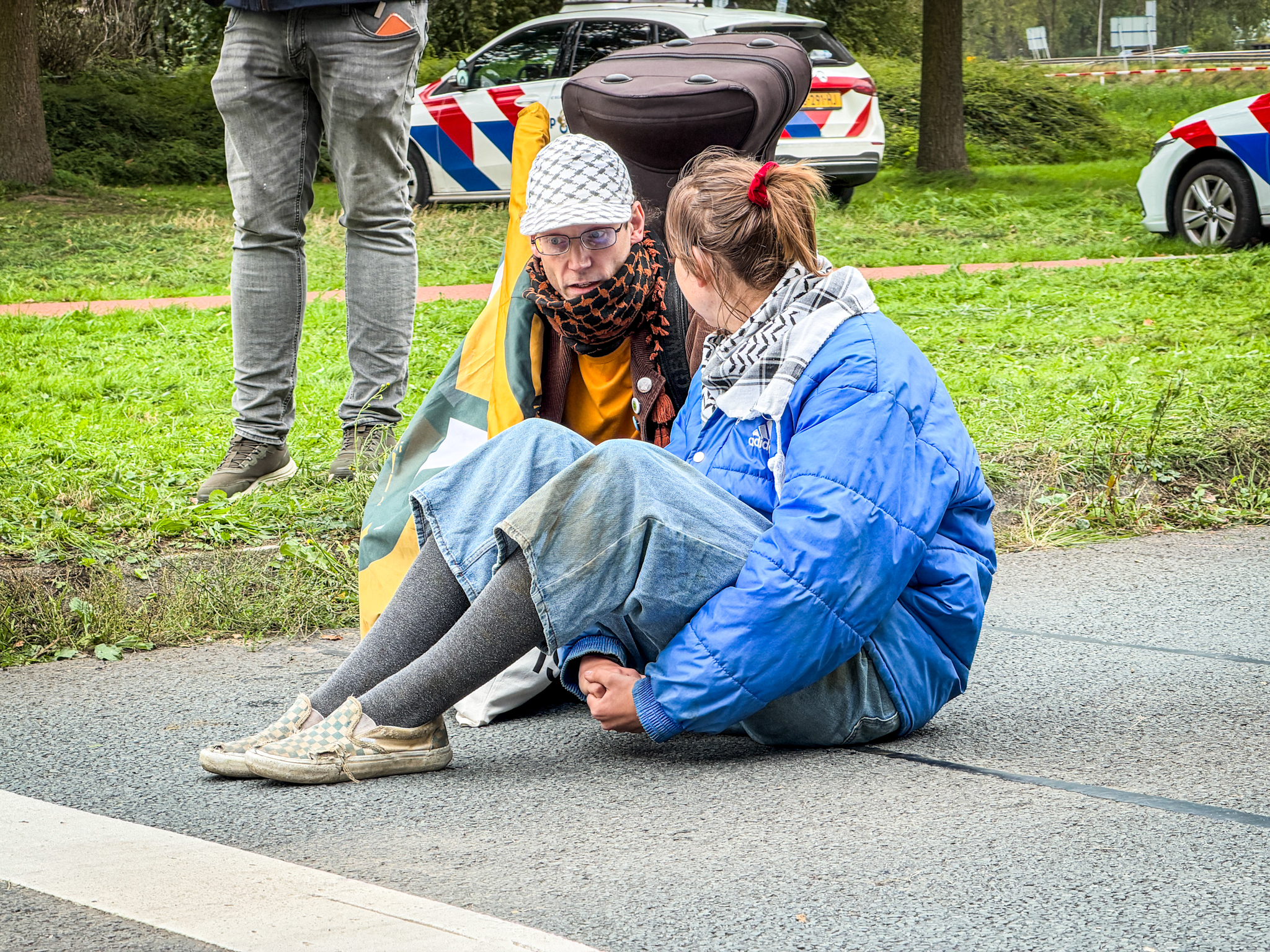 Politie houdt meerdere klimaatactivisten aan bij A12 in Zevenaar - foto