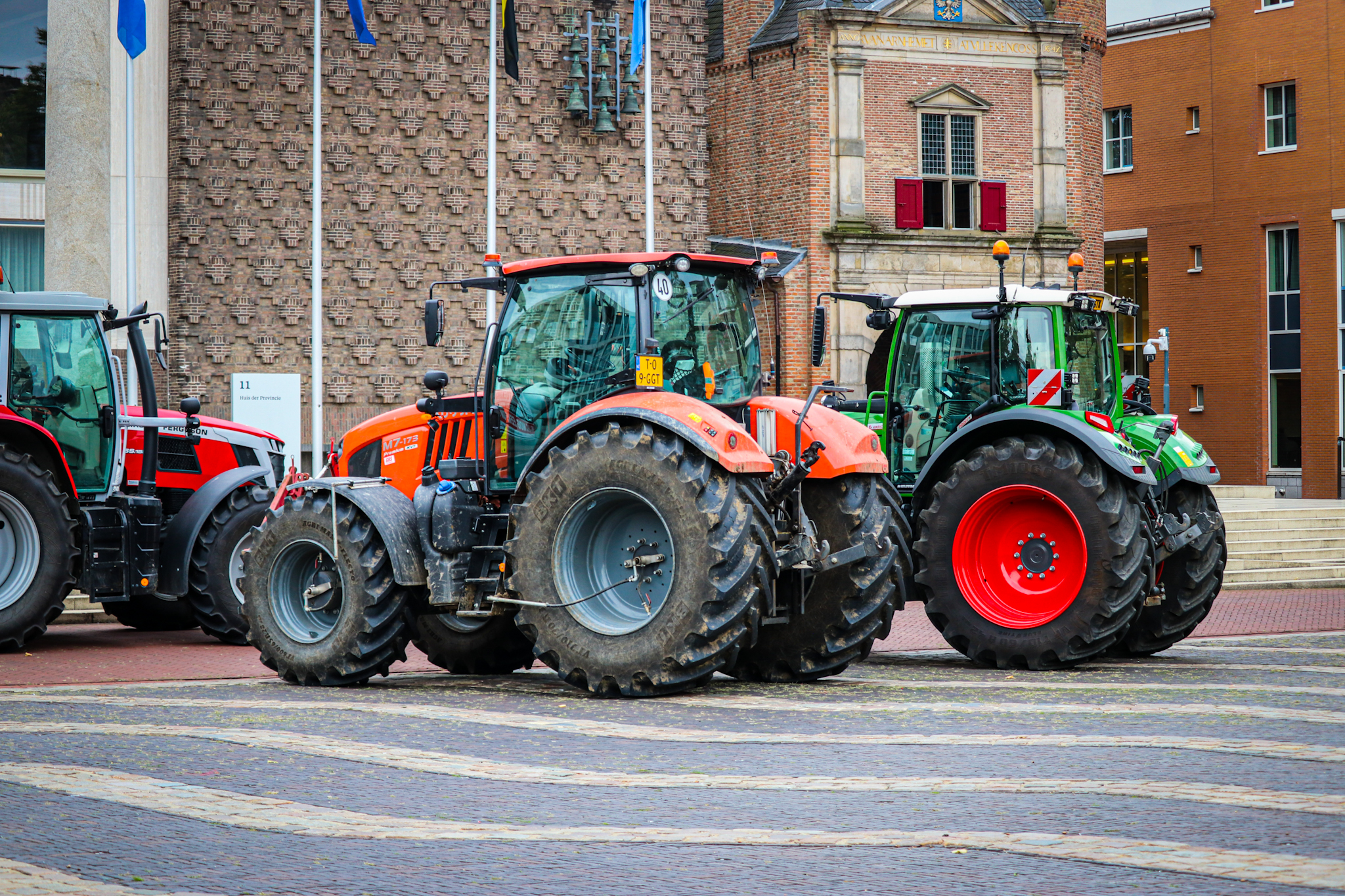Tractoren en hooibalen met protestteksten voor provinciehuis - foto