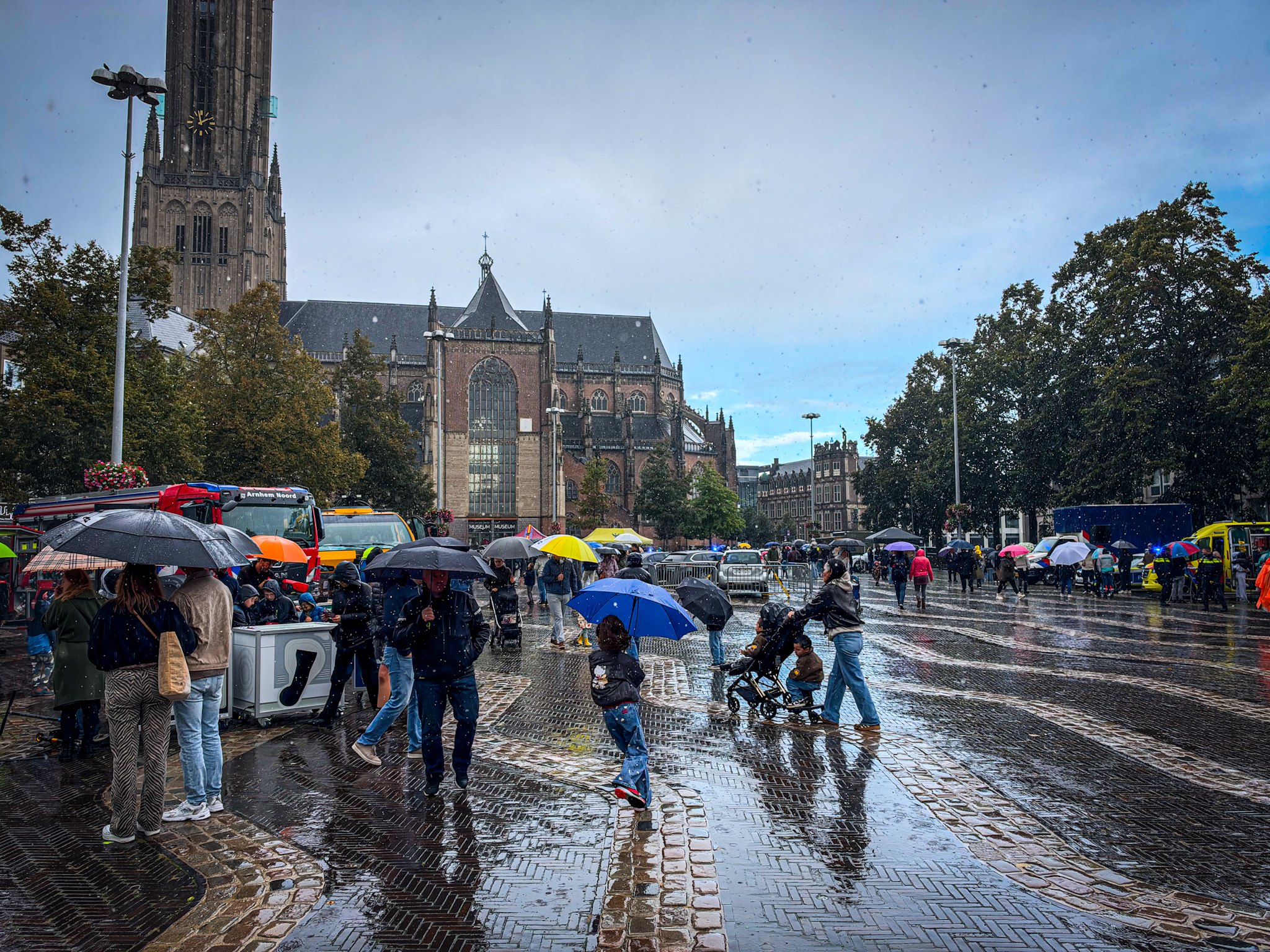 Veiligheidsdag in Arnhem in volle gang ondanks regenachtig weer - foto