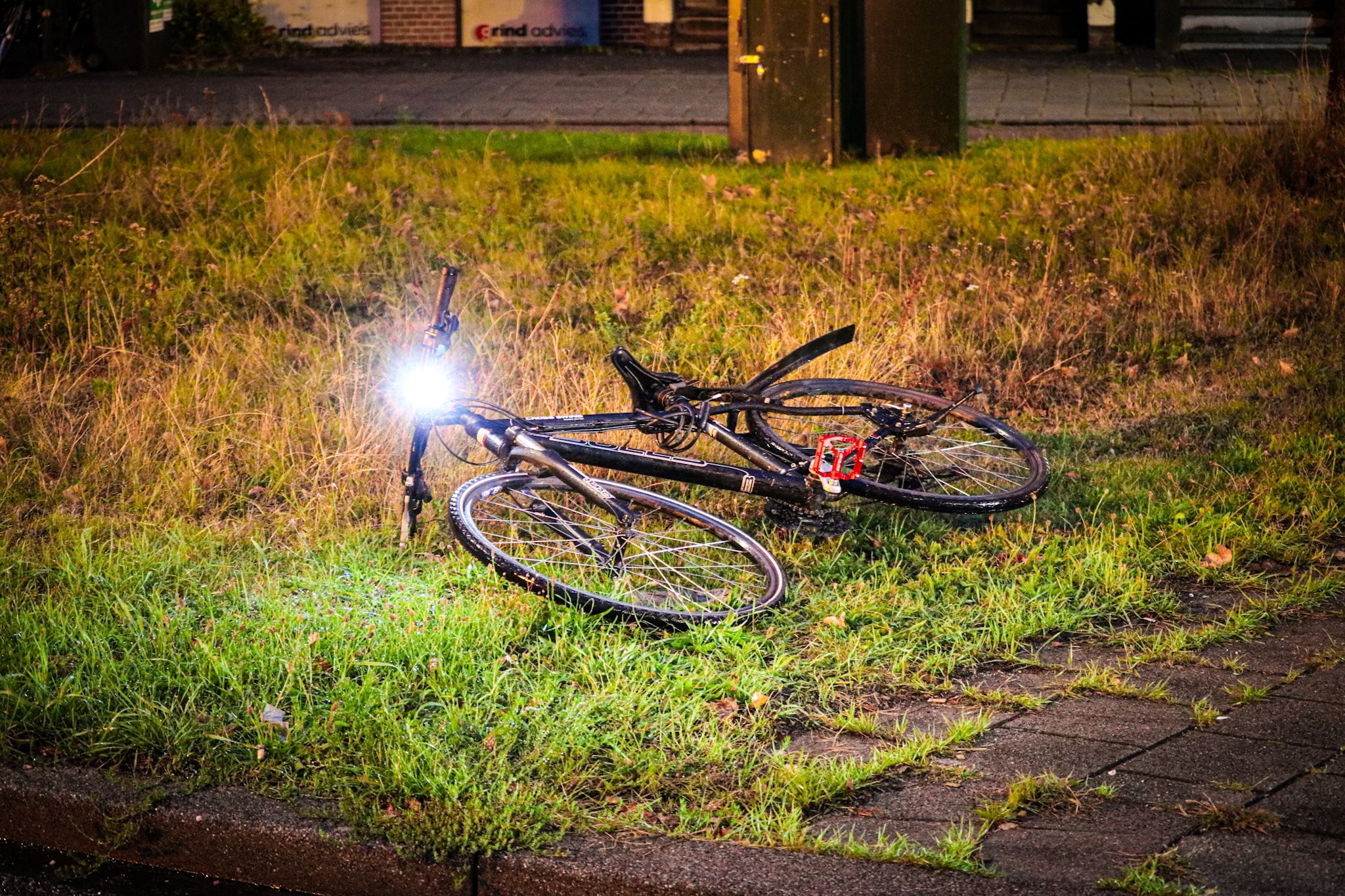 Fietser nagekeken door ambulance na aanrijding