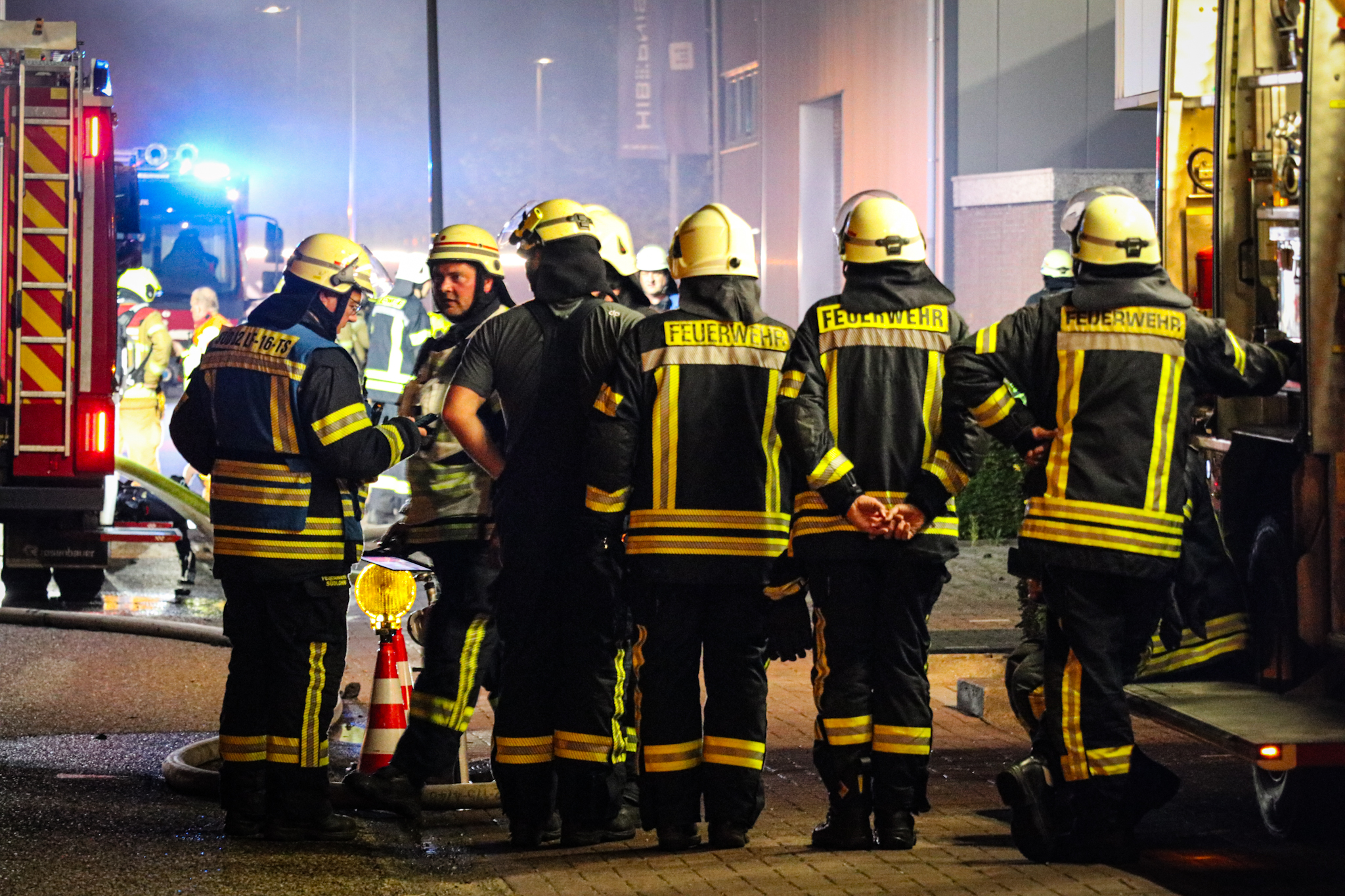Zeer grote brand na botsing met pand onder controle - foto
