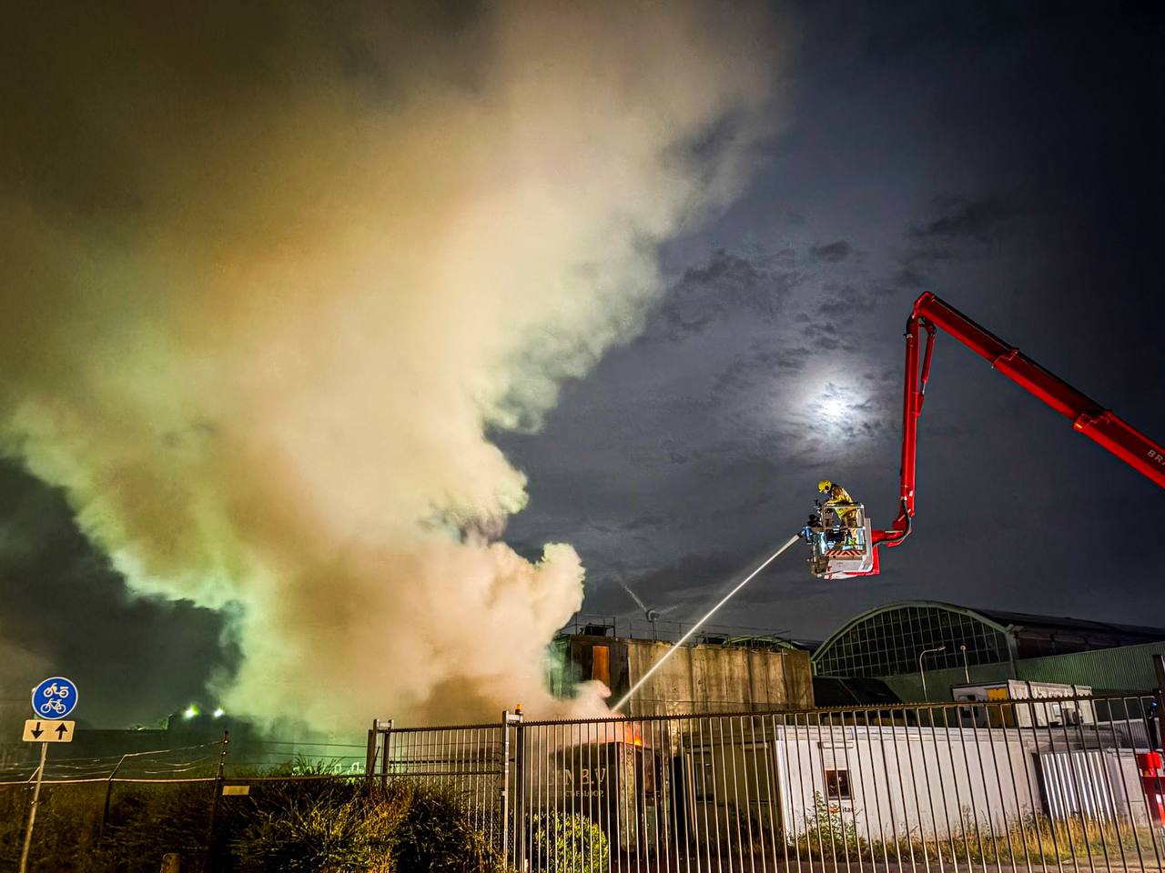 Veel rook bij containerbrand op industrieterrein - foto