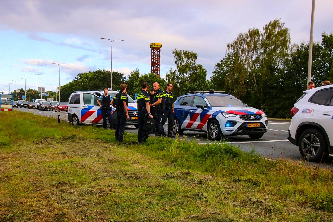 Man aangehouden nabij A50 in Apeldoorn, meerdere politie-eenheden ter plaatse - foto