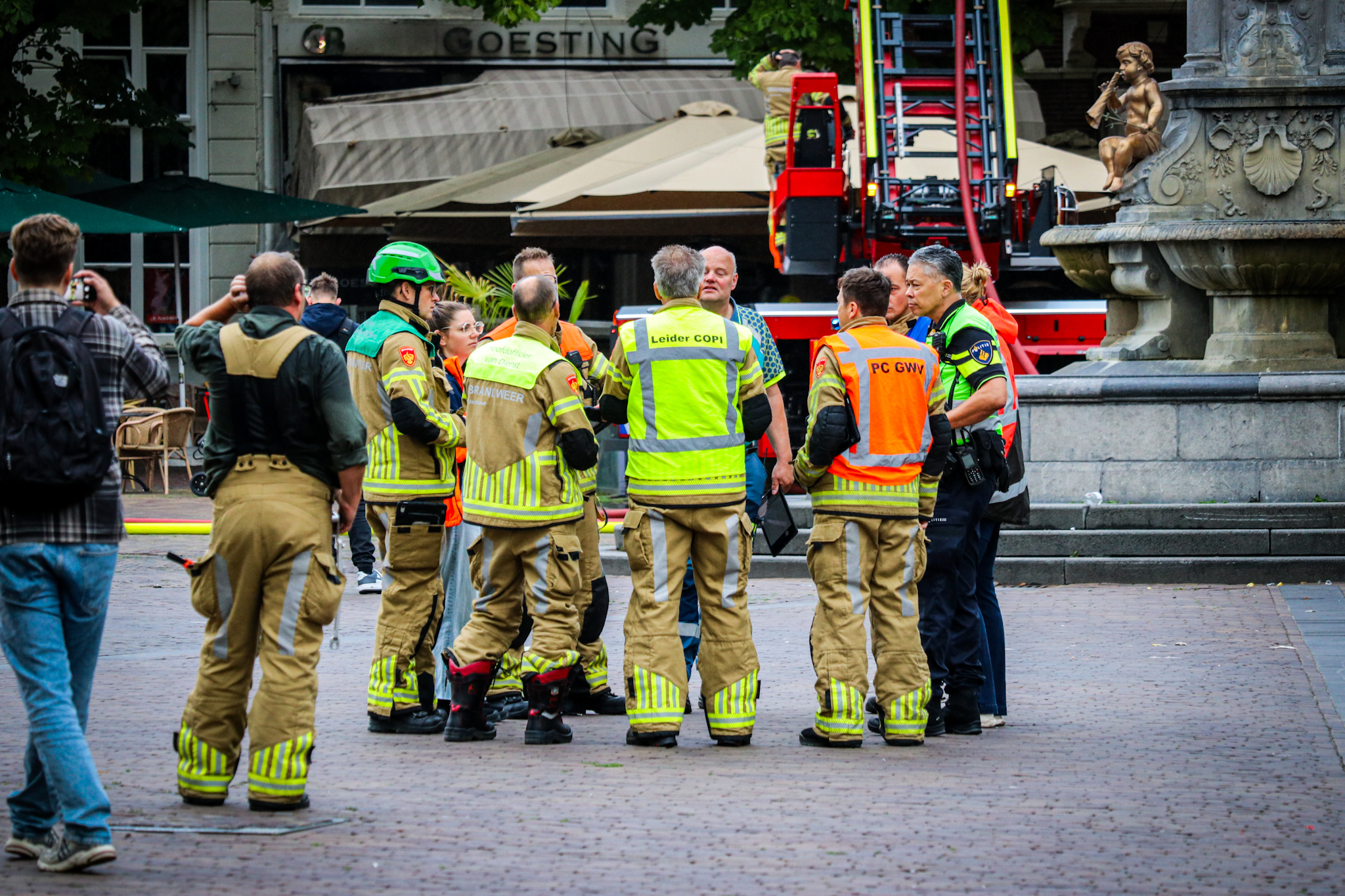 Zeer grote brand aan de Brink in Deventer, hulpdiensten schalen op naar GRIP 1 - foto
