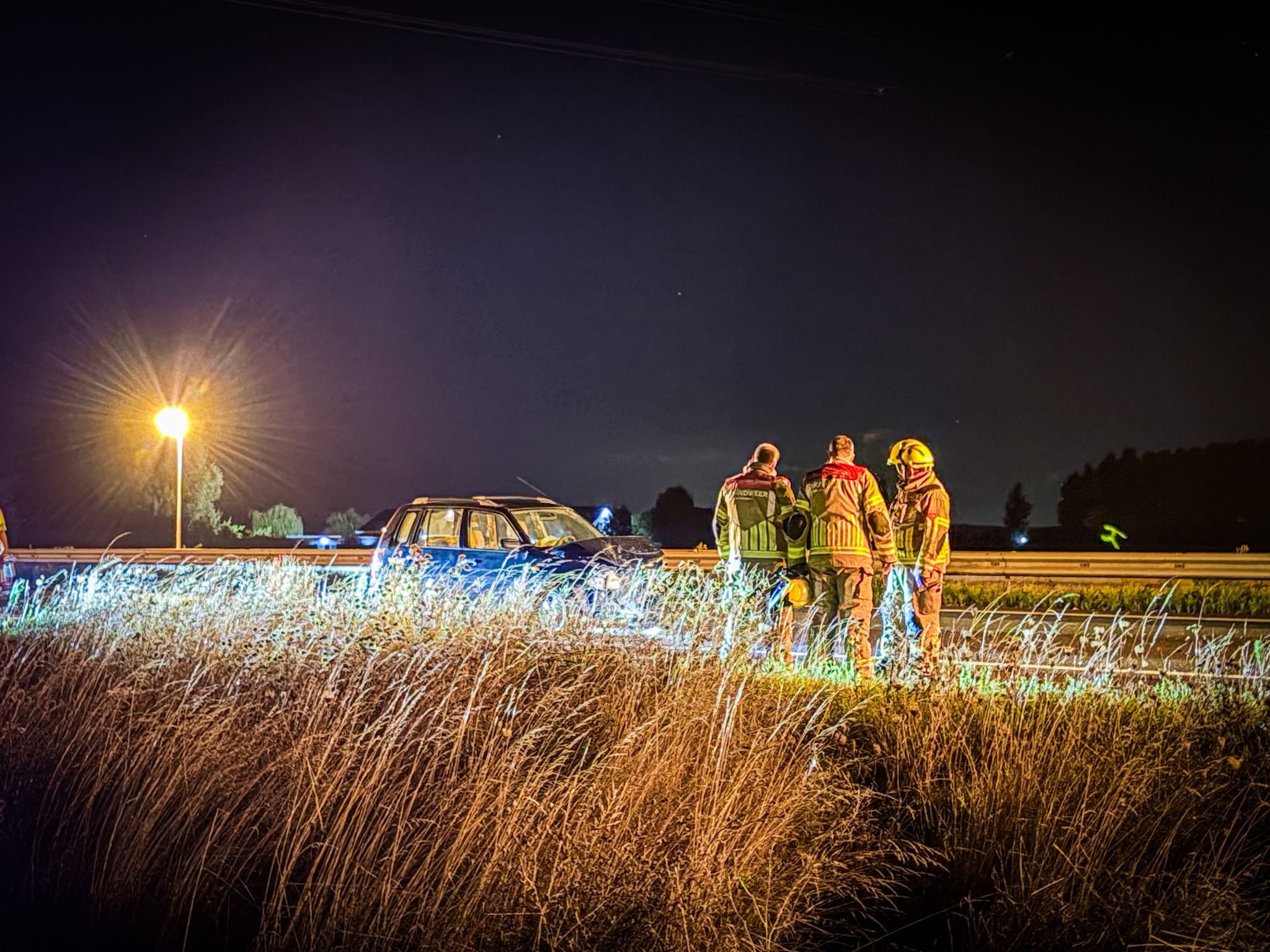 Meerdere voertuigen betrokken bij aanrijding op A12, twee rijstroken dicht - foto