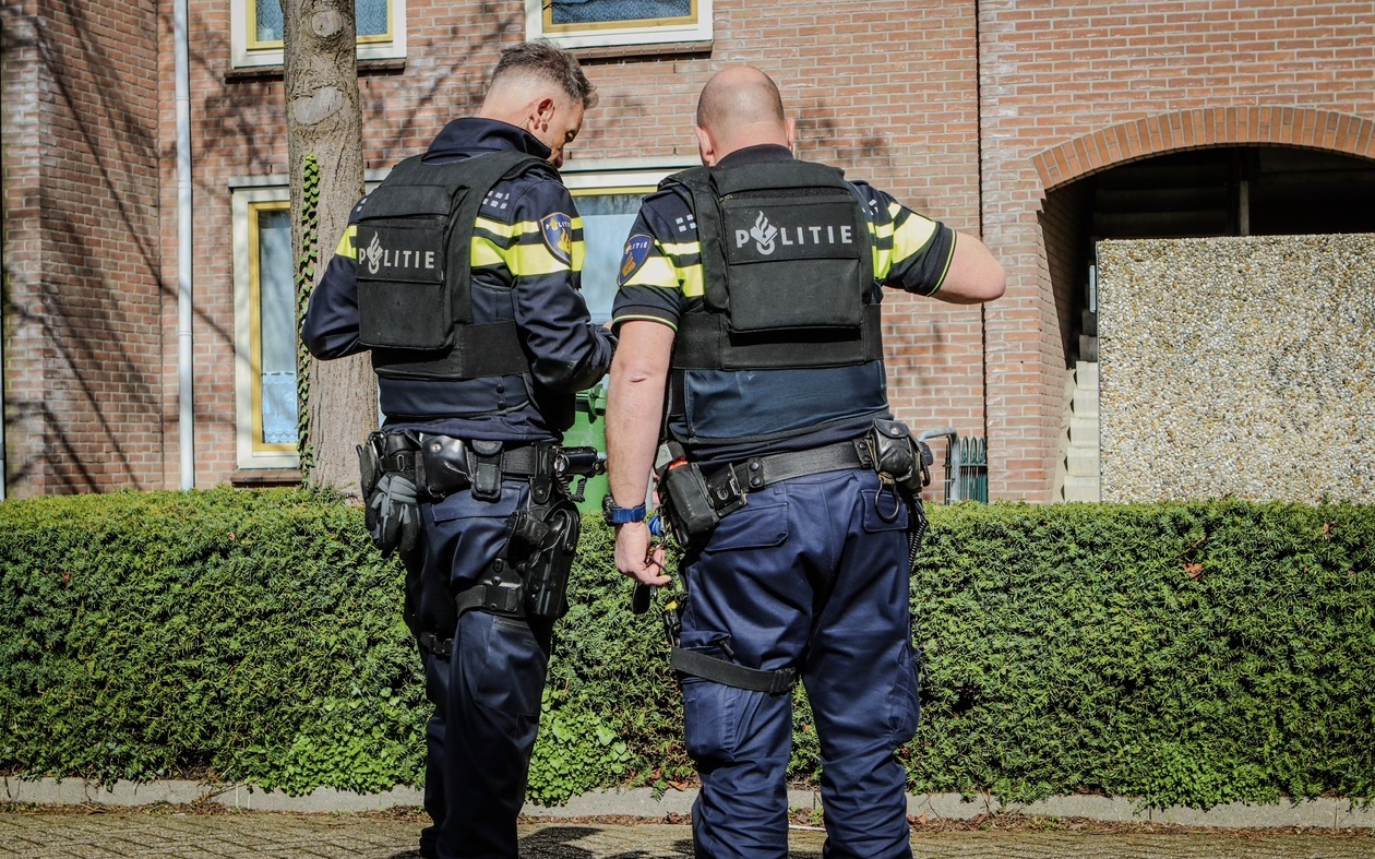 Man overleden na steekincident in woning, verdachte aangehouden