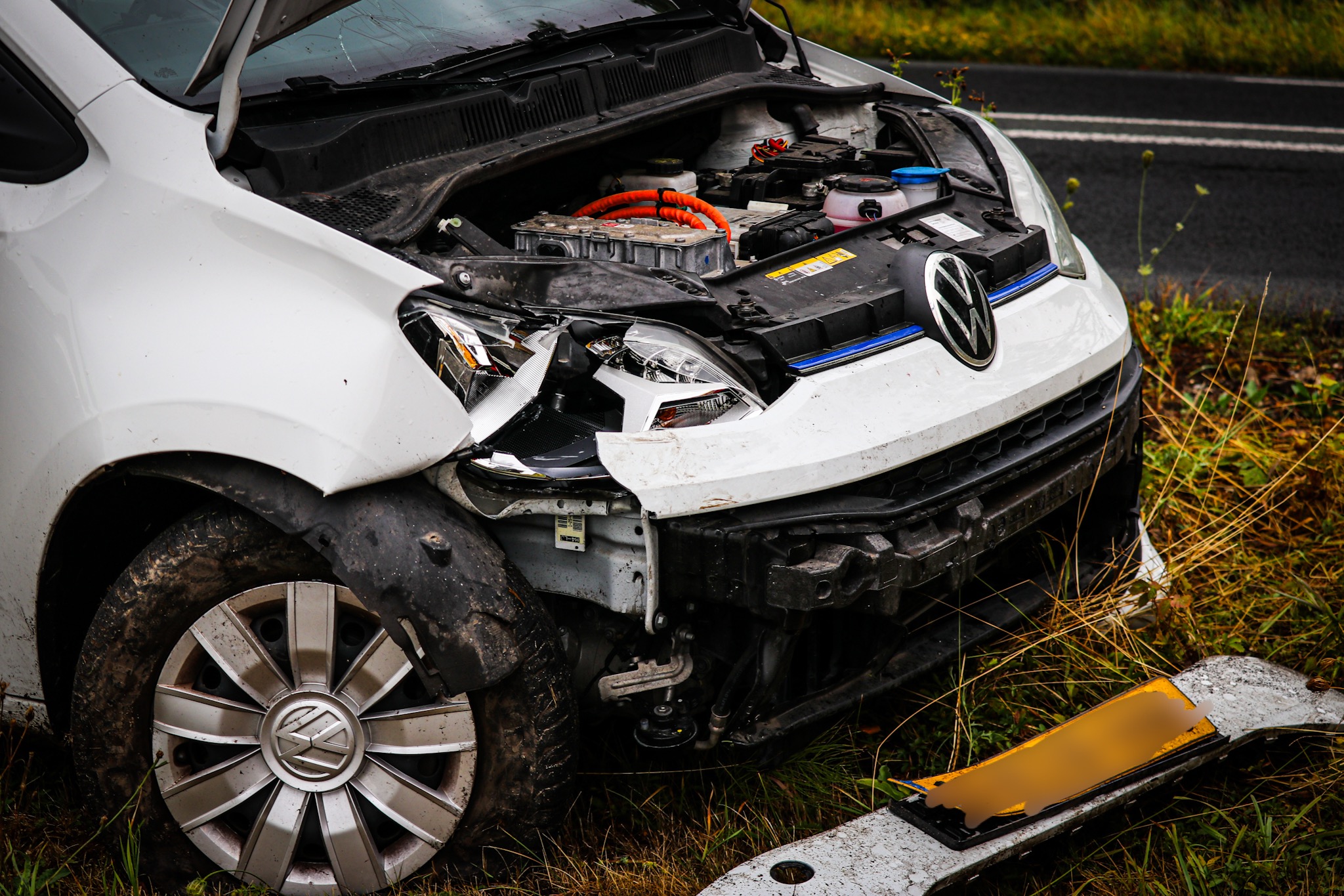 Auto zwaar beschadigd bij eenzijdig ongeval in Wageningen - foto