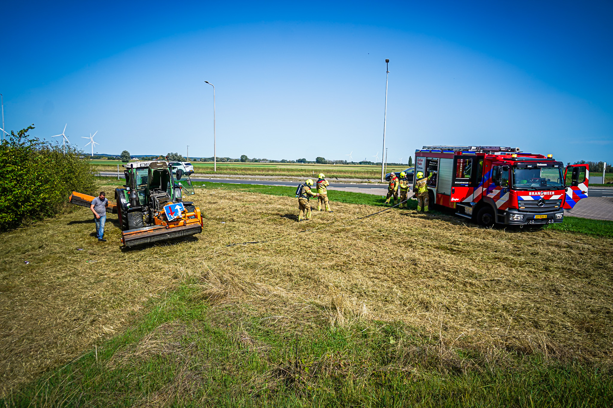 Tractor zorgt voor brandweerinzet langs de weg in Huissen - foto