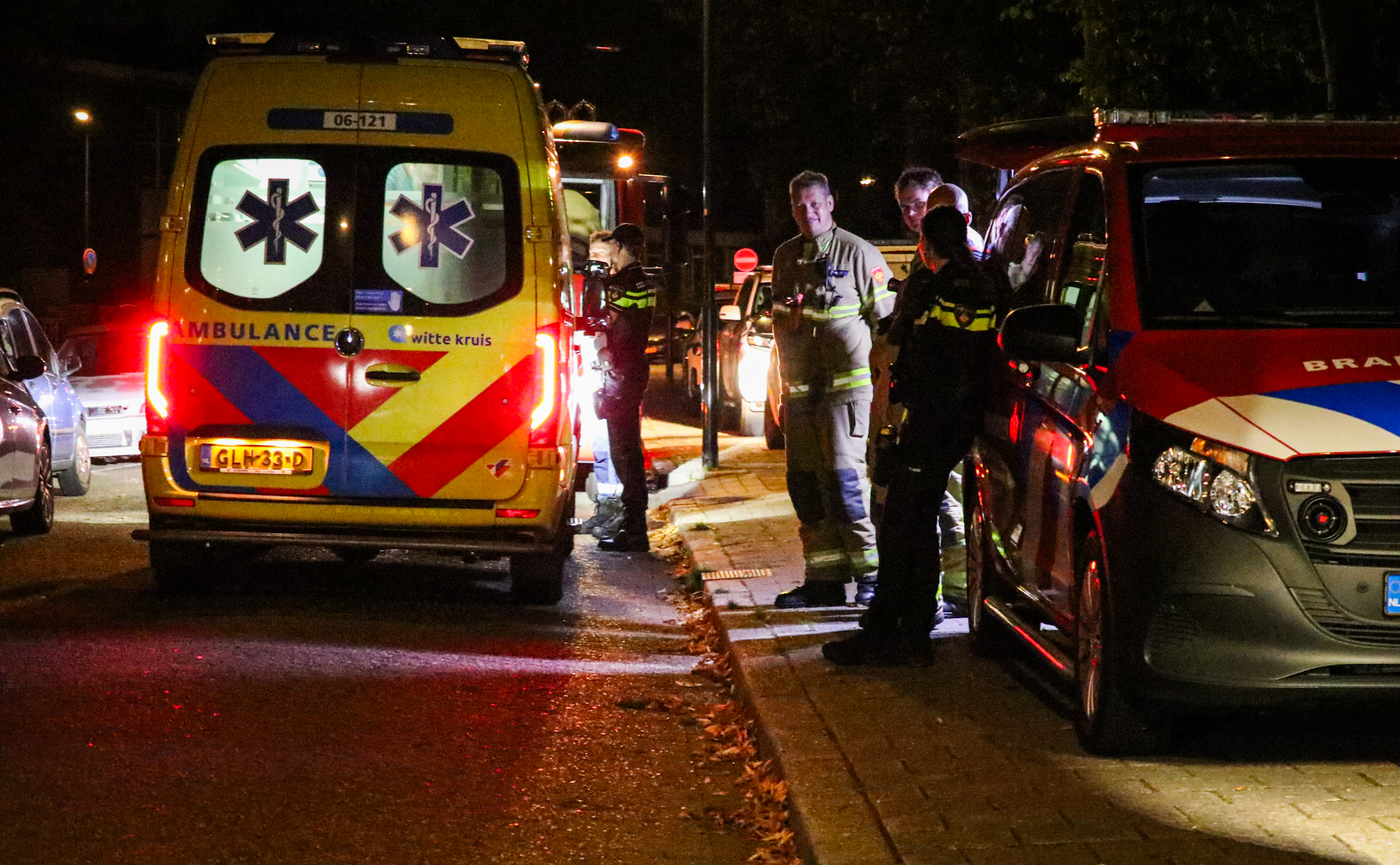 Verdachte aangehouden na vondst vaten in appartement, politie onderzoekt mogelijk drugslab