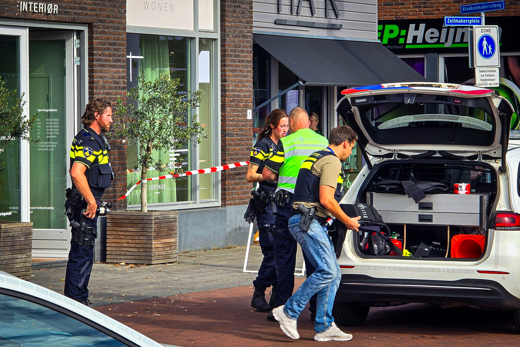 Politie-inzet met kogelwerende vesten, omgeving ruim afgezet - foto