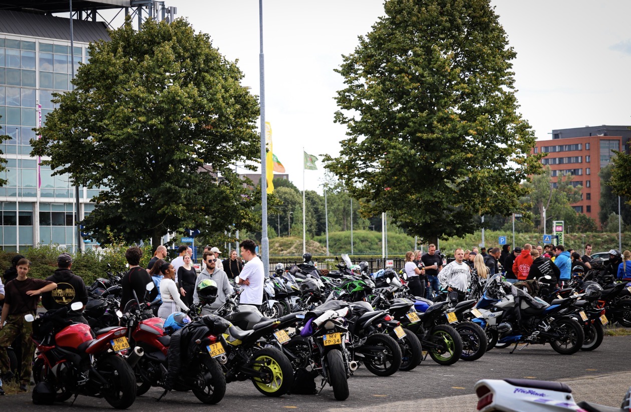 Honderden motorrijders komen af op motor meeting bij GelreDome - foto