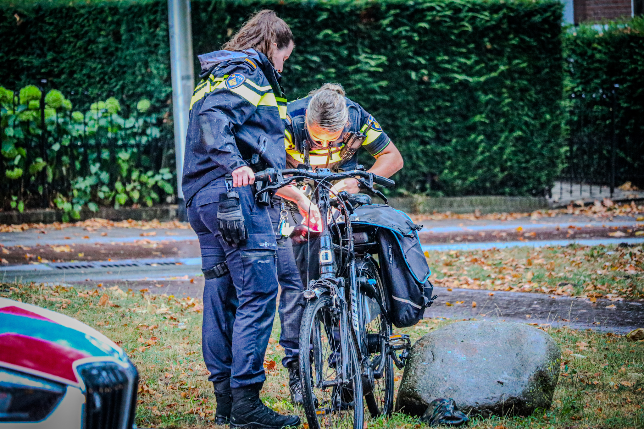 Automobilist schept fietser in drukke ochtendspits - foto