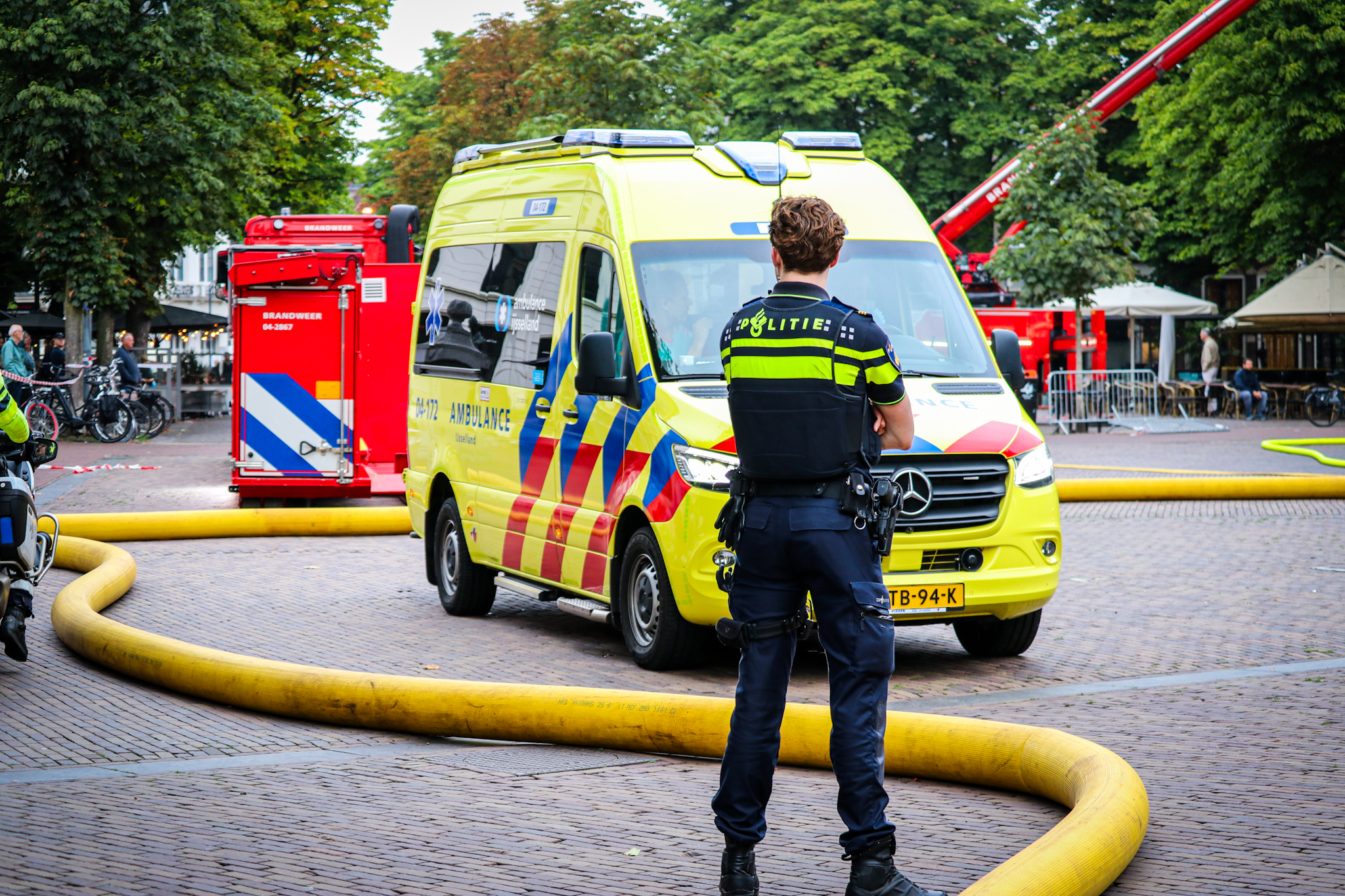 Zeer grote brand aan de Brink in Deventer, hulpdiensten schalen op naar GRIP 1 - foto