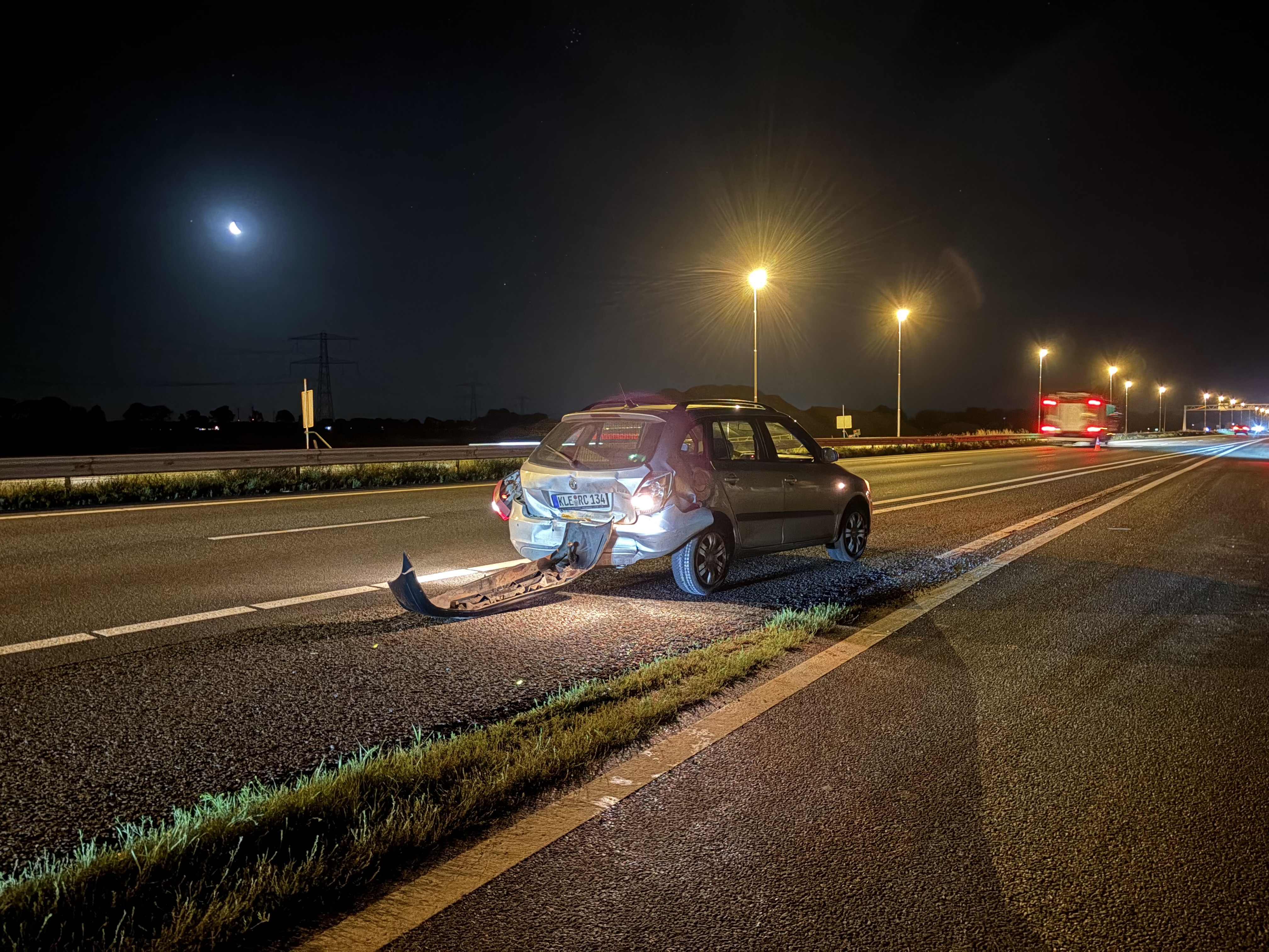 Meerdere voertuigen betrokken bij aanrijding op A12, twee rijstroken dicht - foto