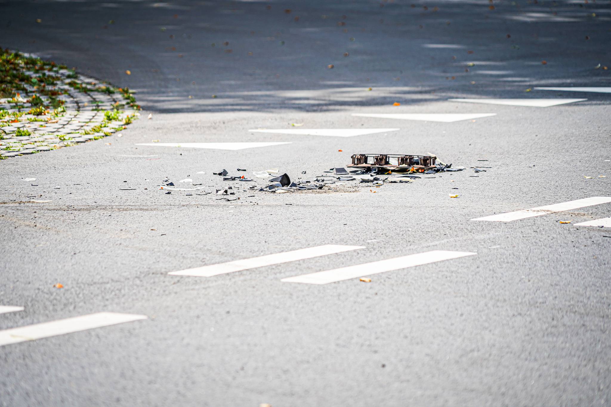 Ongeluk tussen twee auto’s op kruispunt; een rijbaan dicht - foto