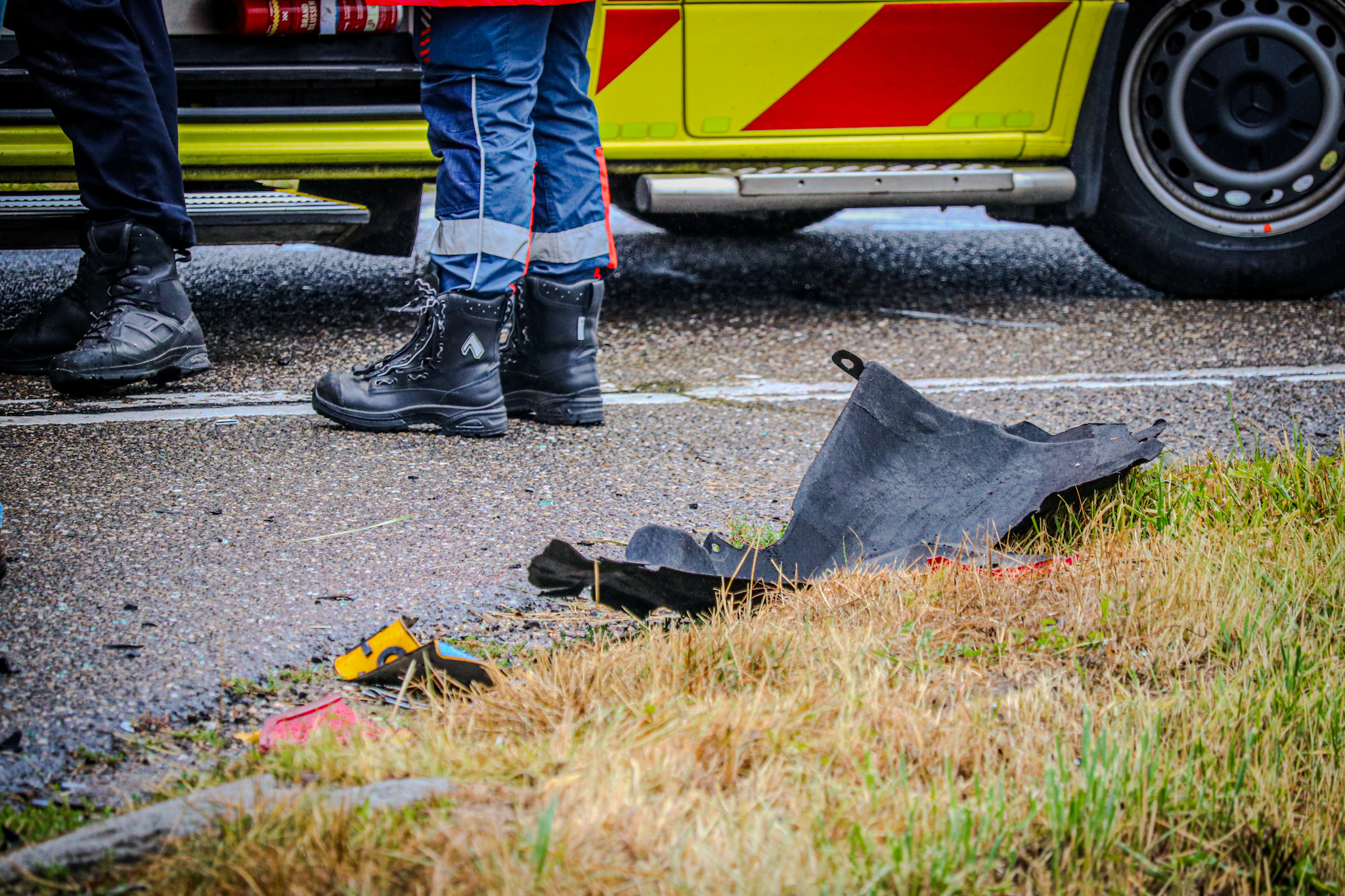 Twee voertuigen botsen op kruispunt; beide total loss - foto