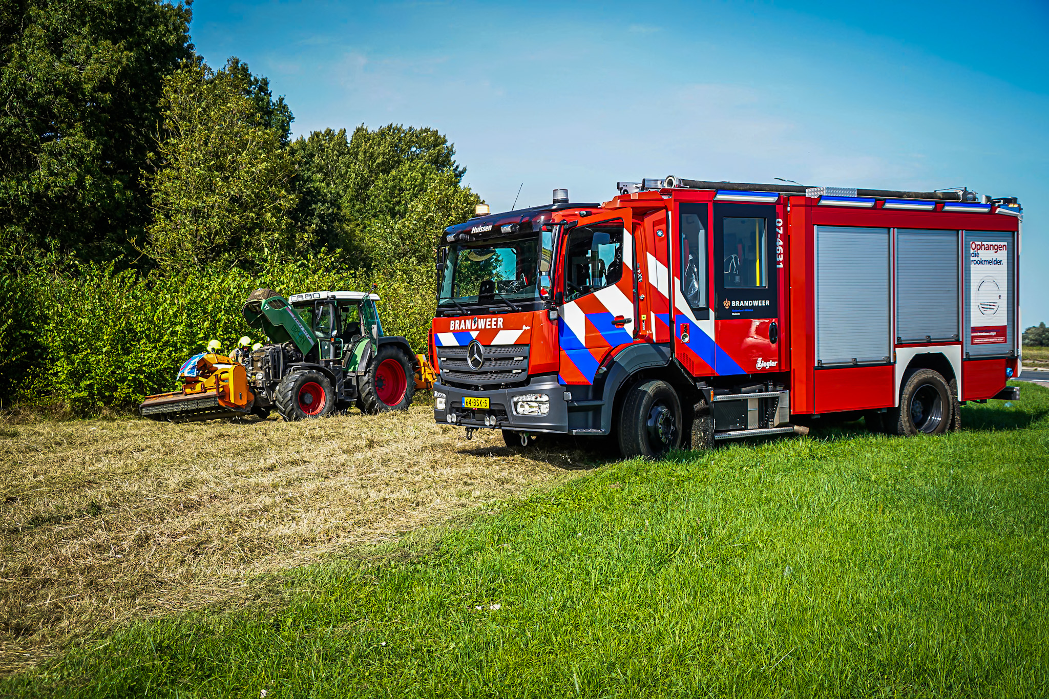 Tractor zorgt voor brandweerinzet langs de weg in Huissen - foto
