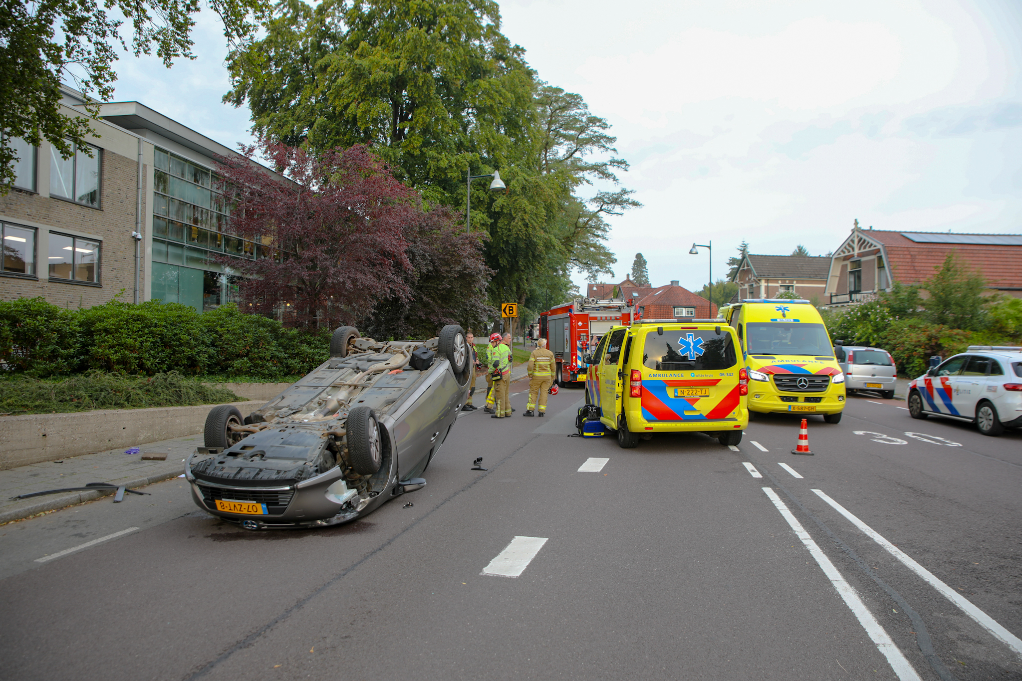 Auto belandt op de kop na eenzijdig ongeval - foto