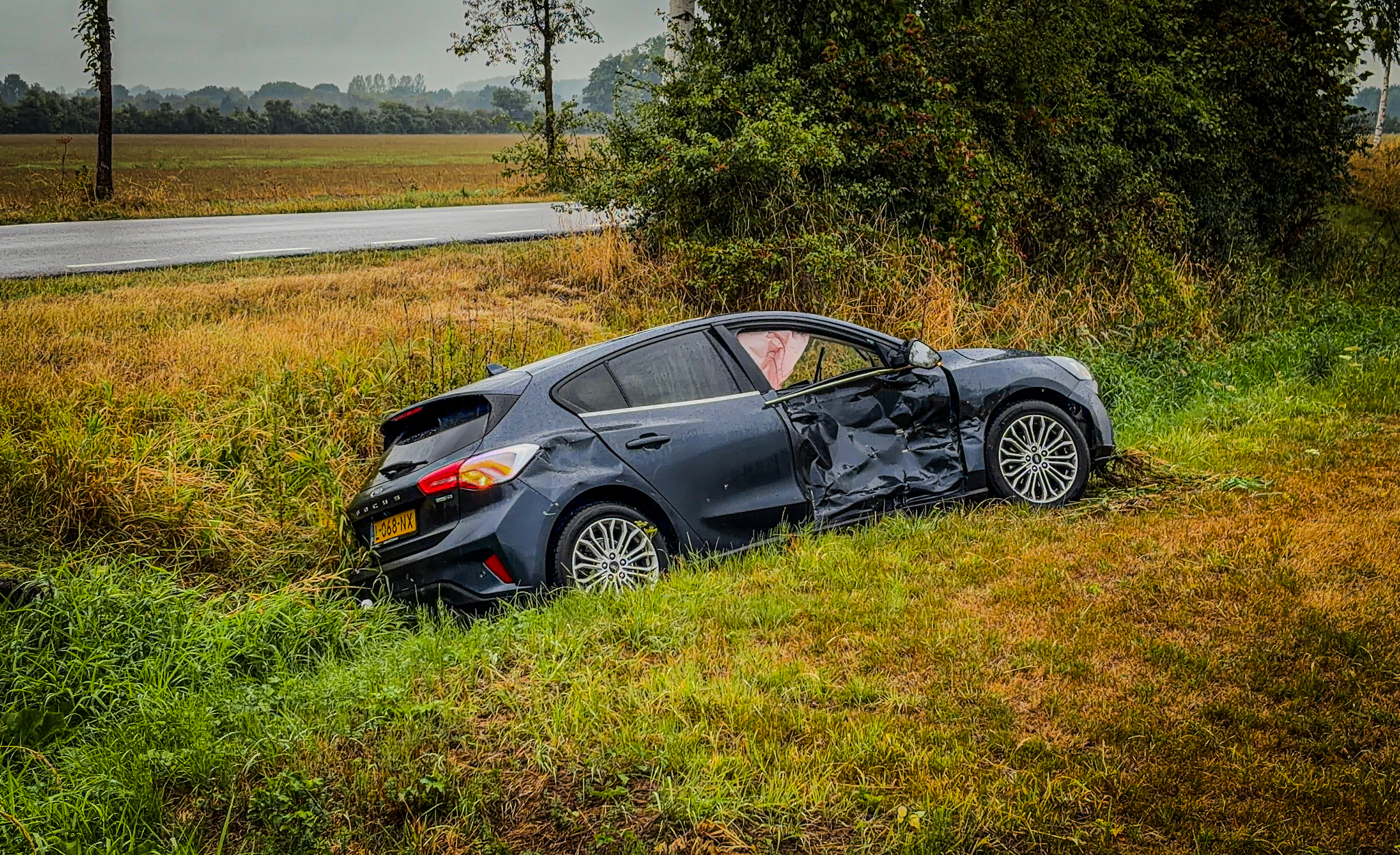 Twee voertuigen botsen op kruispunt; beide total loss - foto