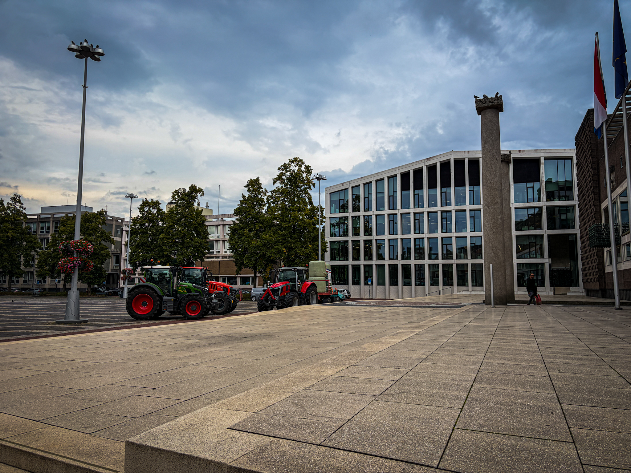 Tractoren en hooibalen met protestteksten voor provinciehuis - foto