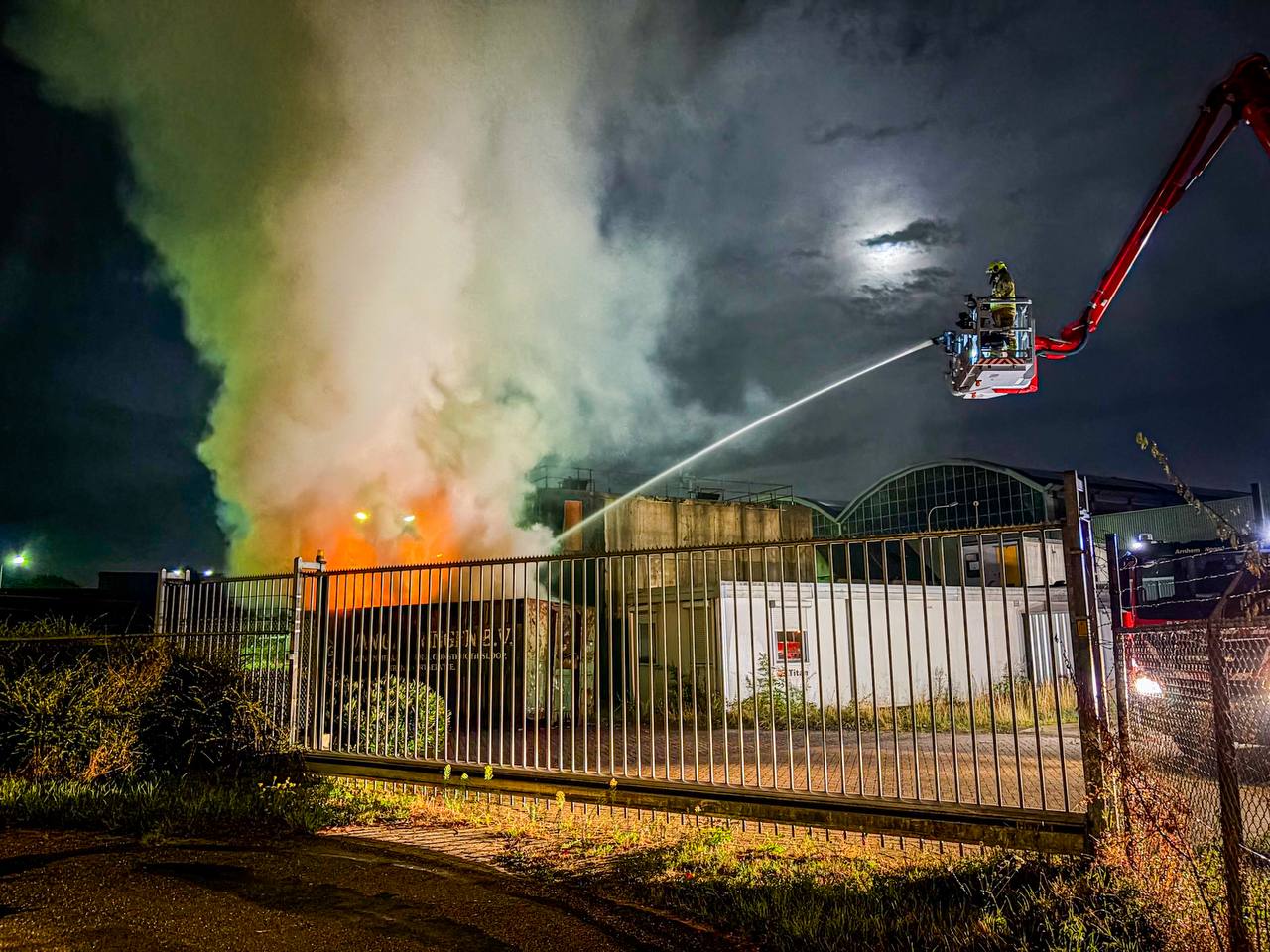 Veel rook bij containerbrand op industrieterrein - foto