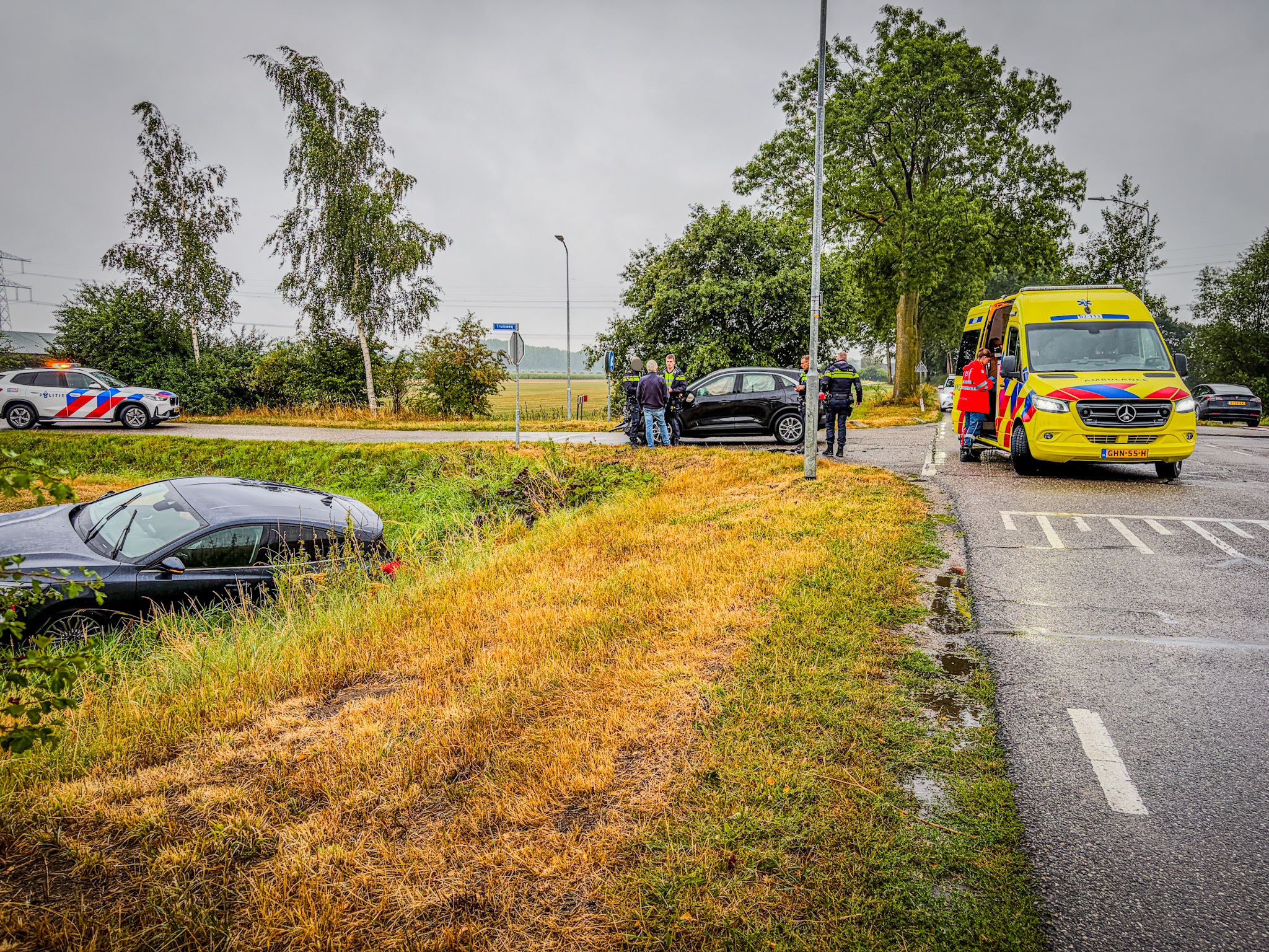 Twee voertuigen botsen op kruispunt; beide total loss