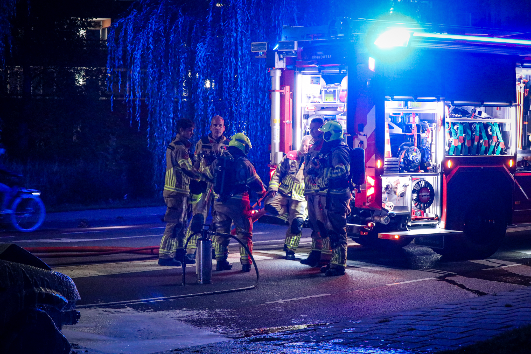 Rijdende auto vliegt in brand, brandweer zet water en schuim in - foto