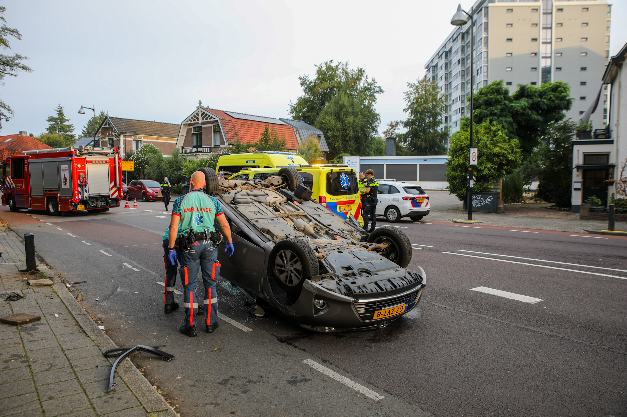 Auto belandt op de kop na eenzijdig ongeval