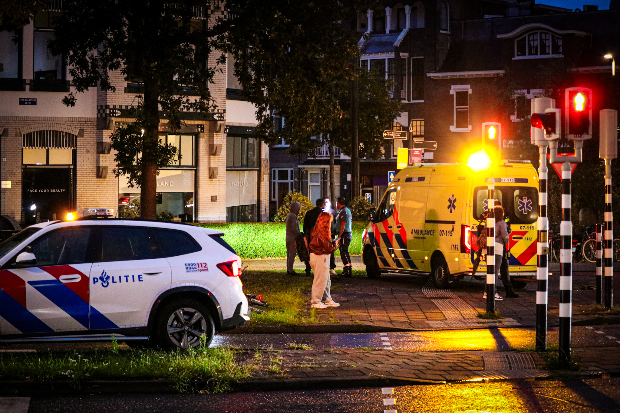 Fietser nagekeken door ambulance na aanrijding - foto