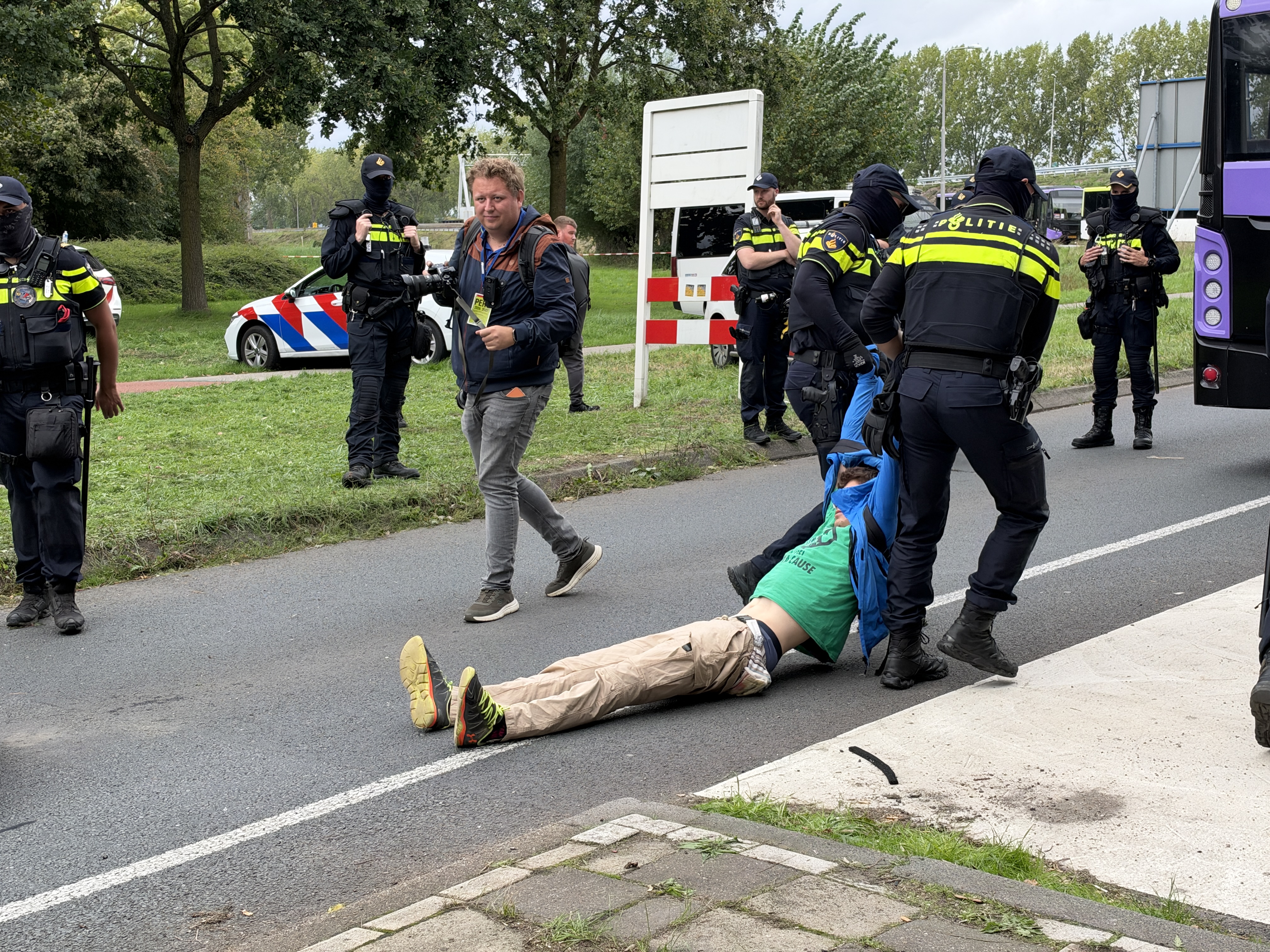 Politie houdt meerdere klimaatactivisten aan bij A12 in Zevenaar - foto
