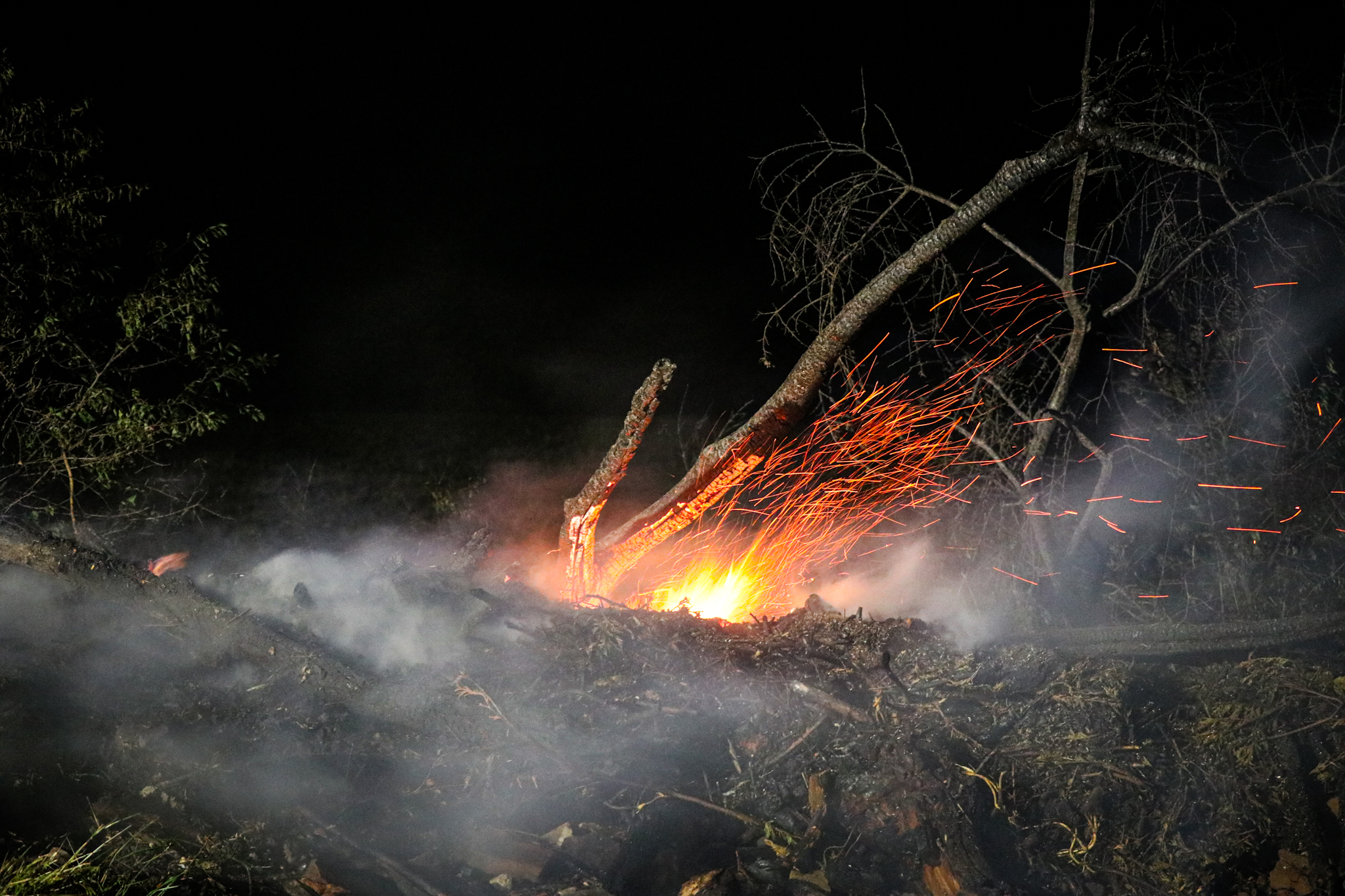 Brandweer uren bezig met brandende stapel agrarisch afval - foto