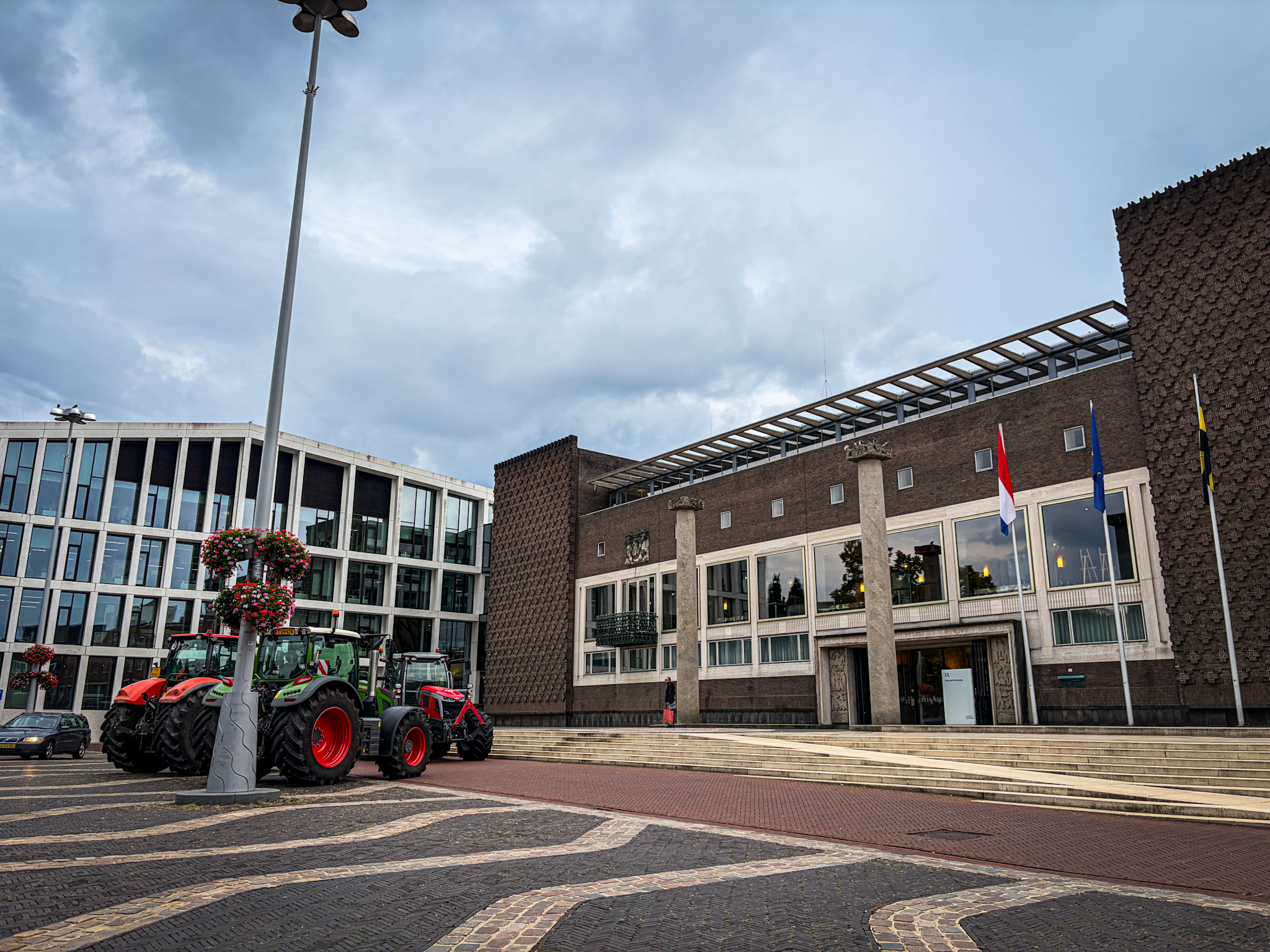 Tractoren en hooibalen met protestteksten voor provinciehuis - foto