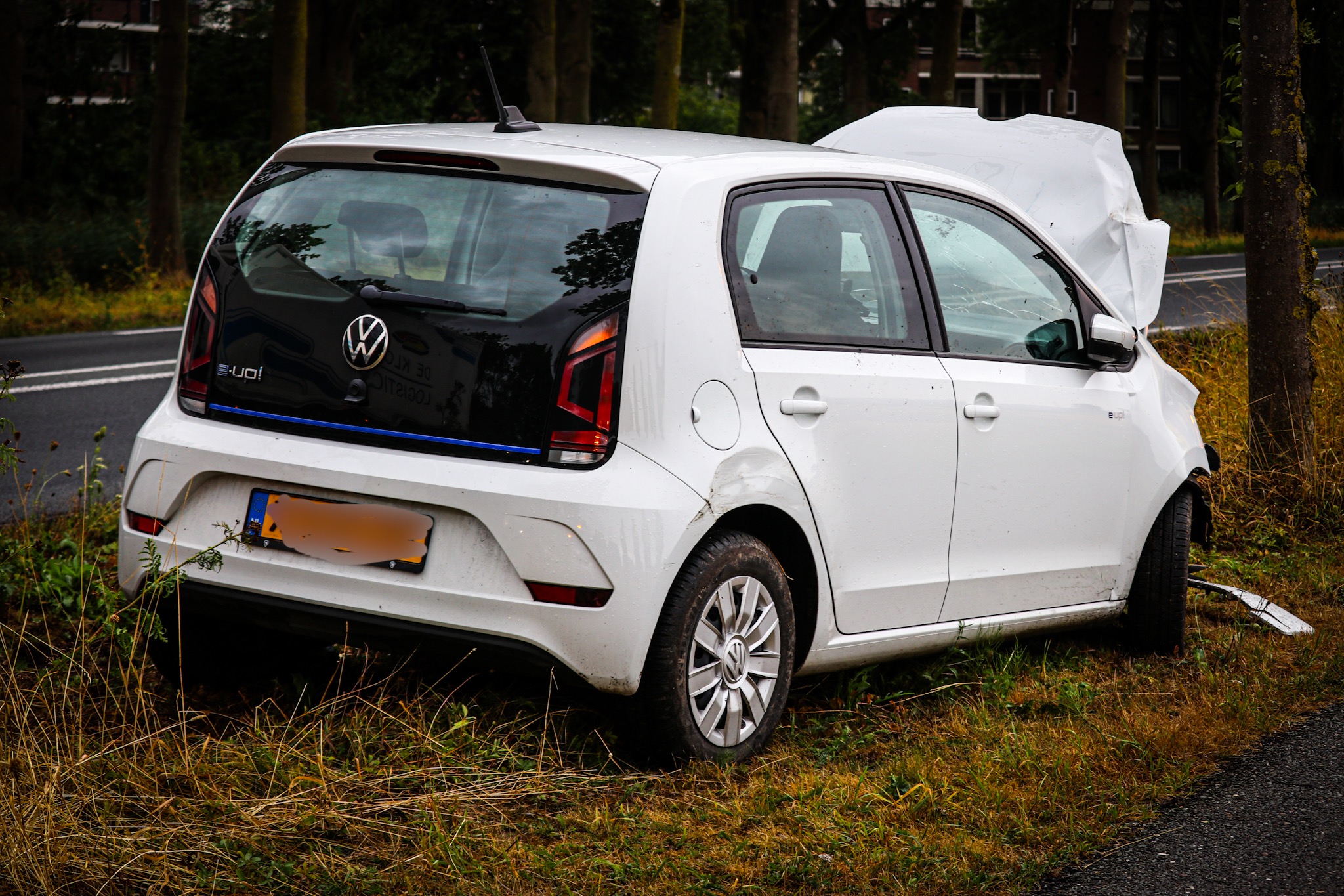 Auto zwaar beschadigd bij eenzijdig ongeval in Wageningen - foto