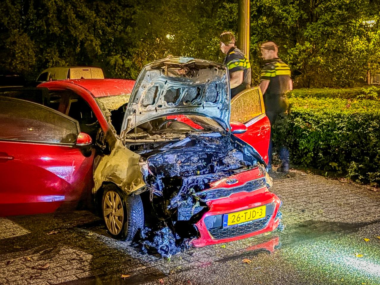 Auto volledig verwoest door nachtelijke brand, politie onderzoekt mogelijke brandstichting