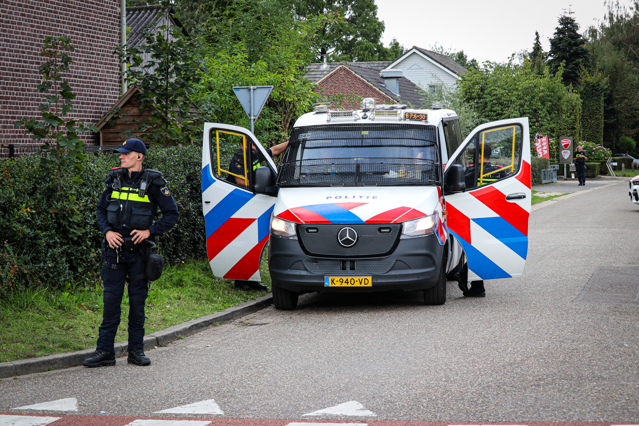 32 verdachten voorgeleid na dodelijk geweld in Overasselt, twee personen vrijgelaten