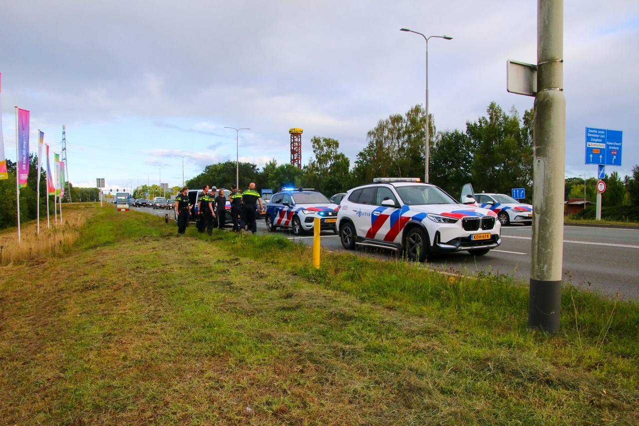 Man aangehouden nabij A50 in Apeldoorn, meerdere politie-eenheden ter plaatse - foto