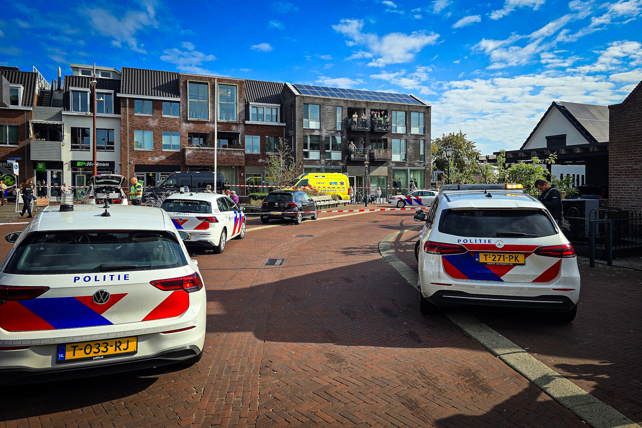 Politie-inzet met kogelwerende vesten, omgeving ruim afgezet