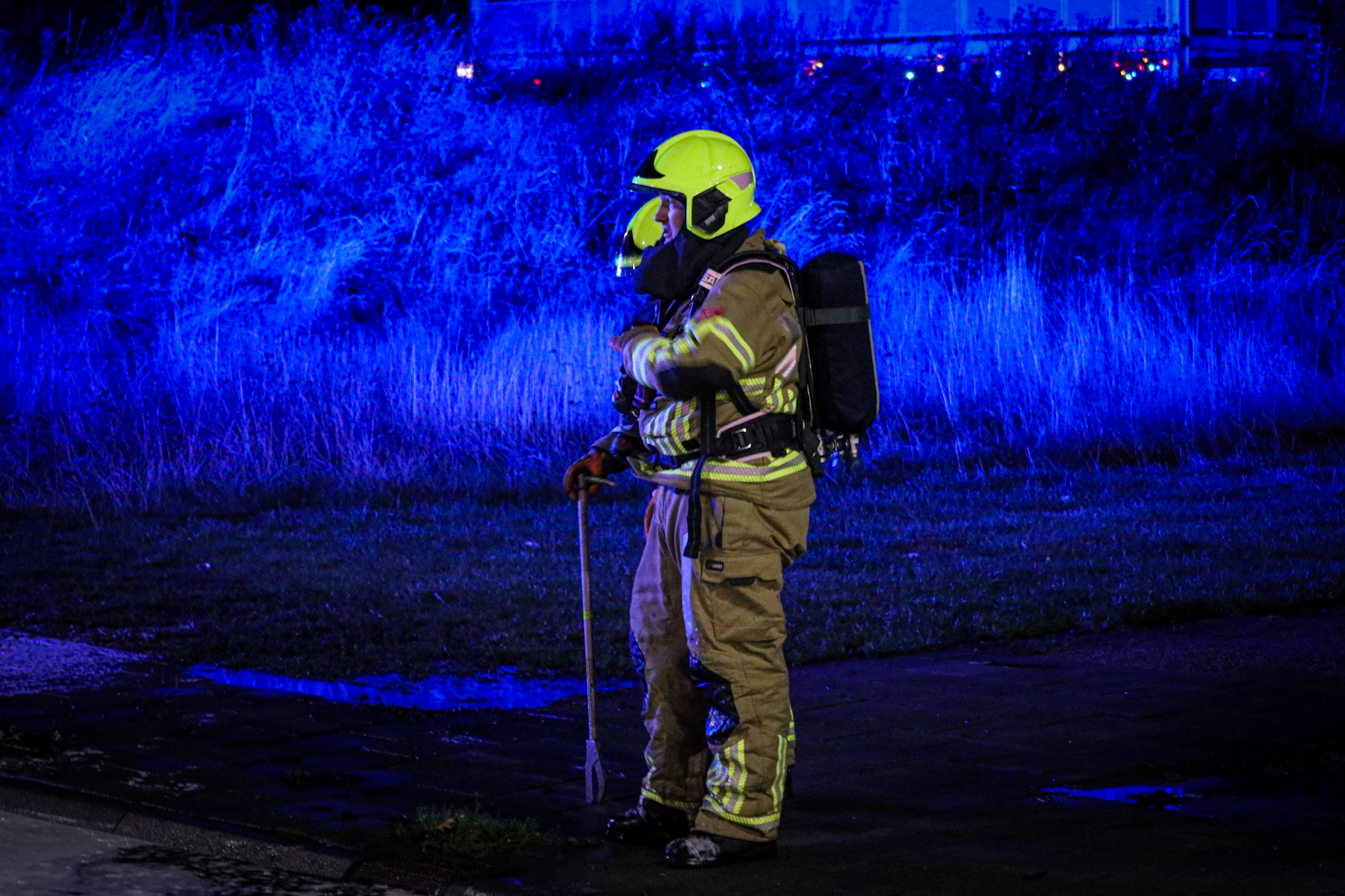 Rijdende auto vliegt in brand, brandweer zet water en schuim in - foto