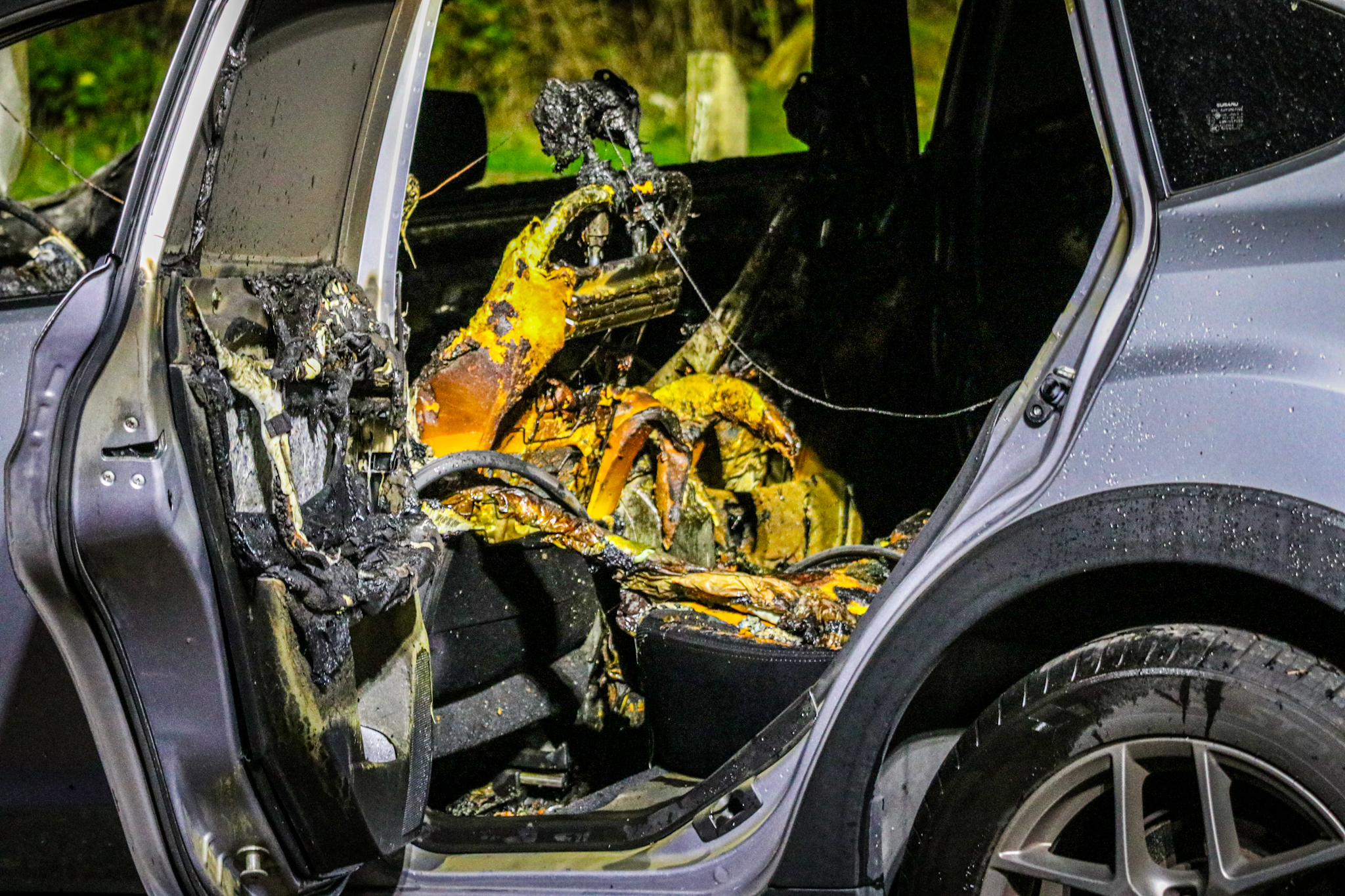 Auto volledig uitgebrand, inzittende komt met de schrik vrij - foto