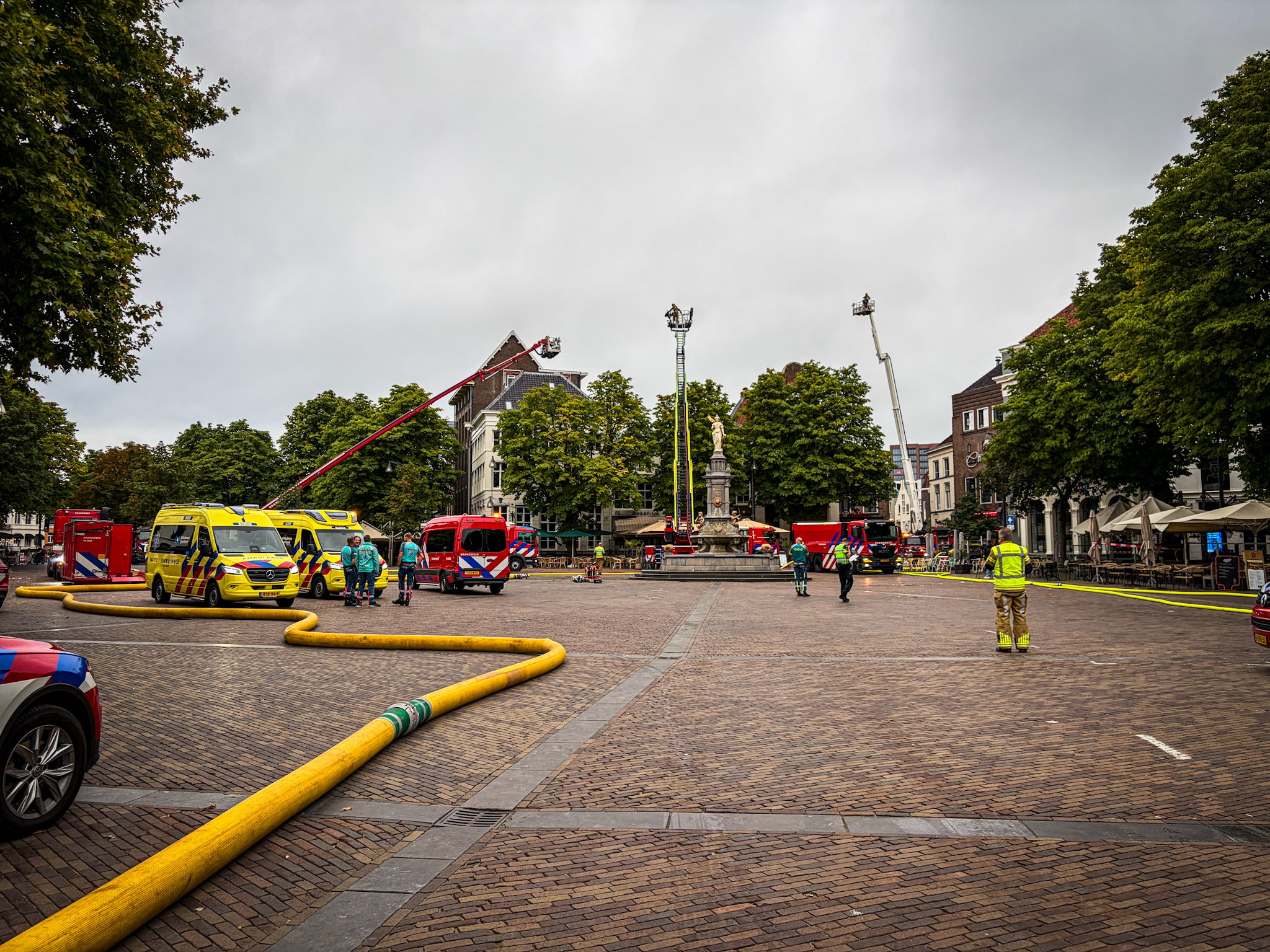 Zeer grote brand aan de Brink in Deventer, hulpdiensten schalen op naar GRIP 1