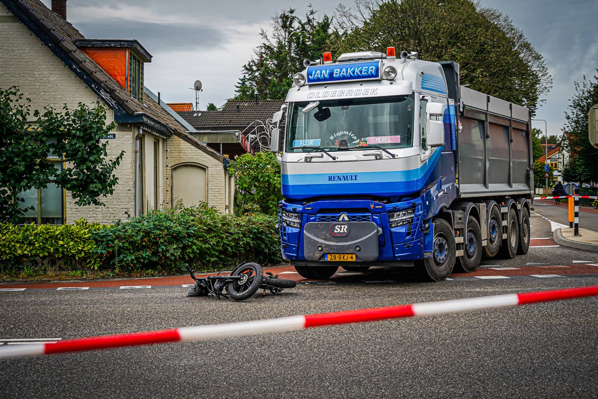 Ernstige aanrijding tussen fatbike en vrachtwagen op kruispunt