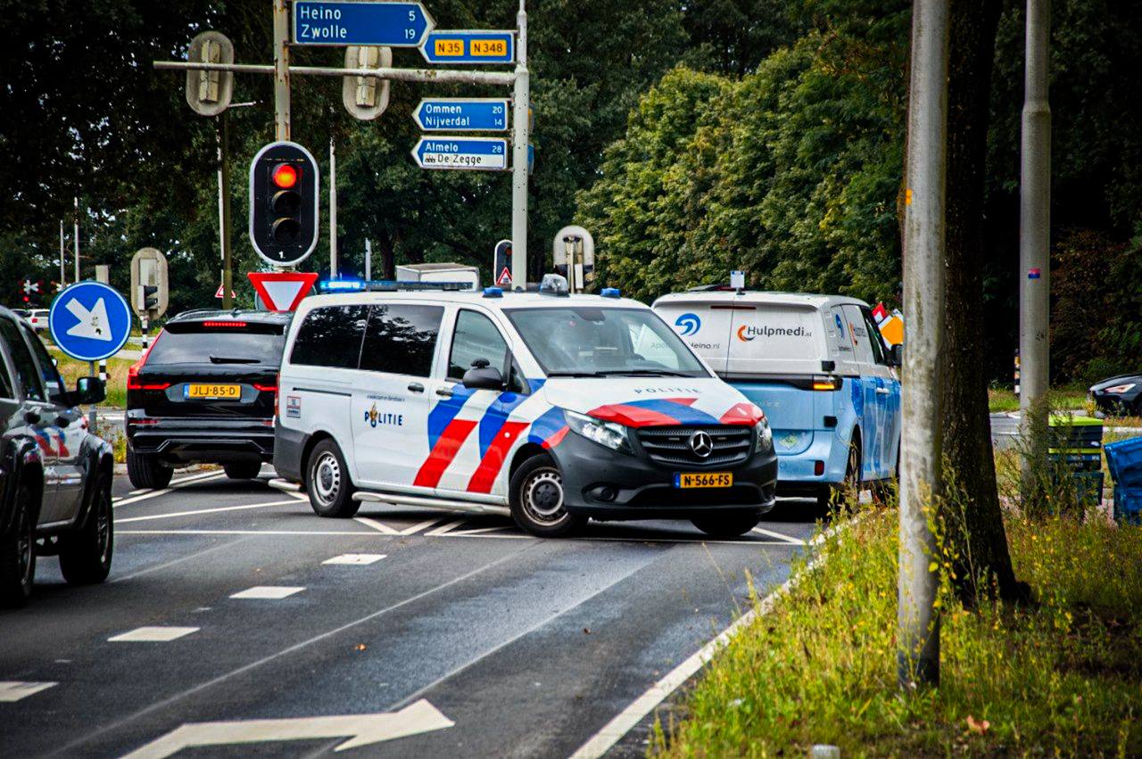 Ongeval met elektrisch bedrijfsbusje zorgt voor verkeershinder - foto