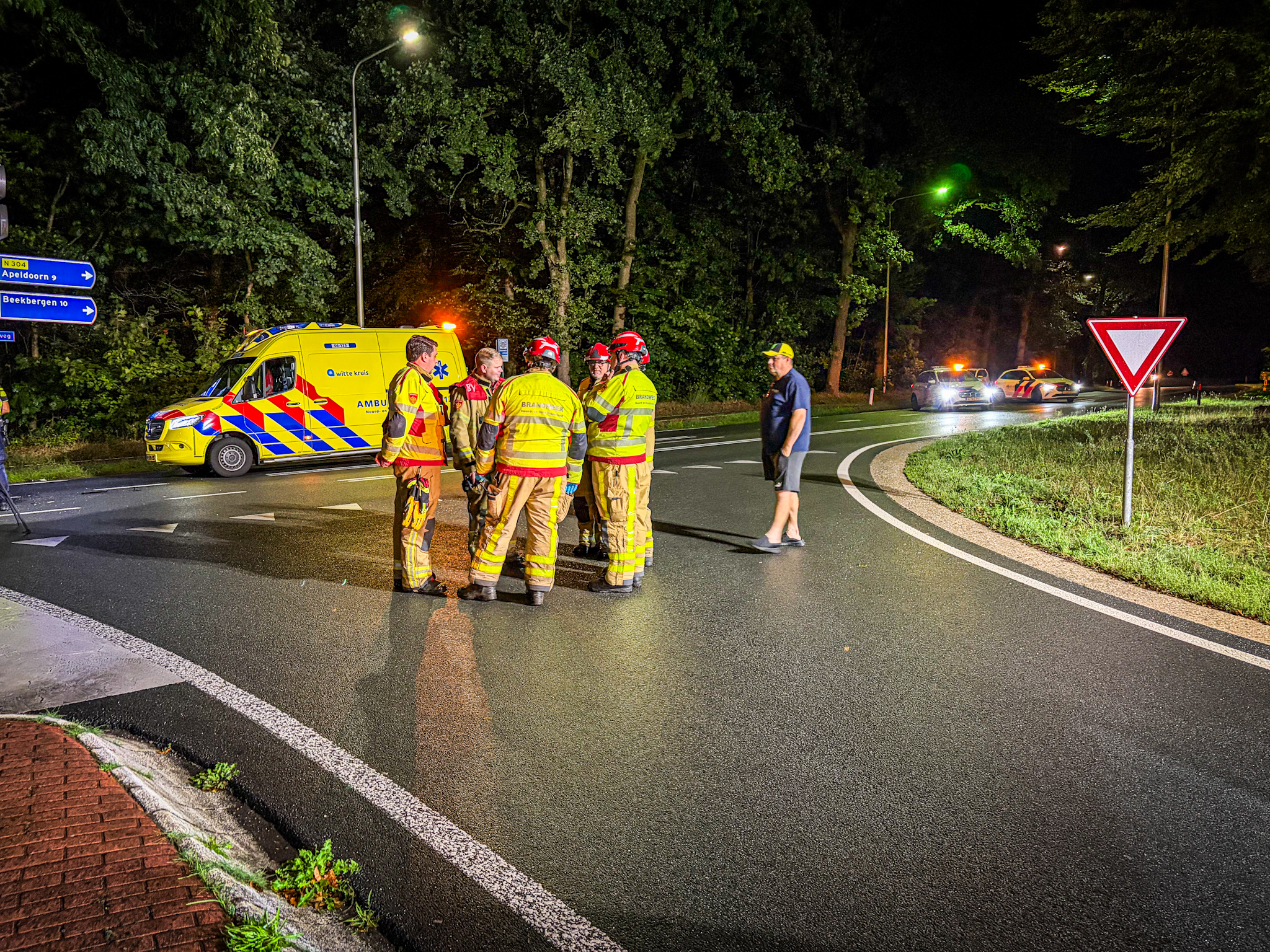 Twee voertuigen zwaar beschadigd bij aanrijding, weg volledig afgesloten - foto