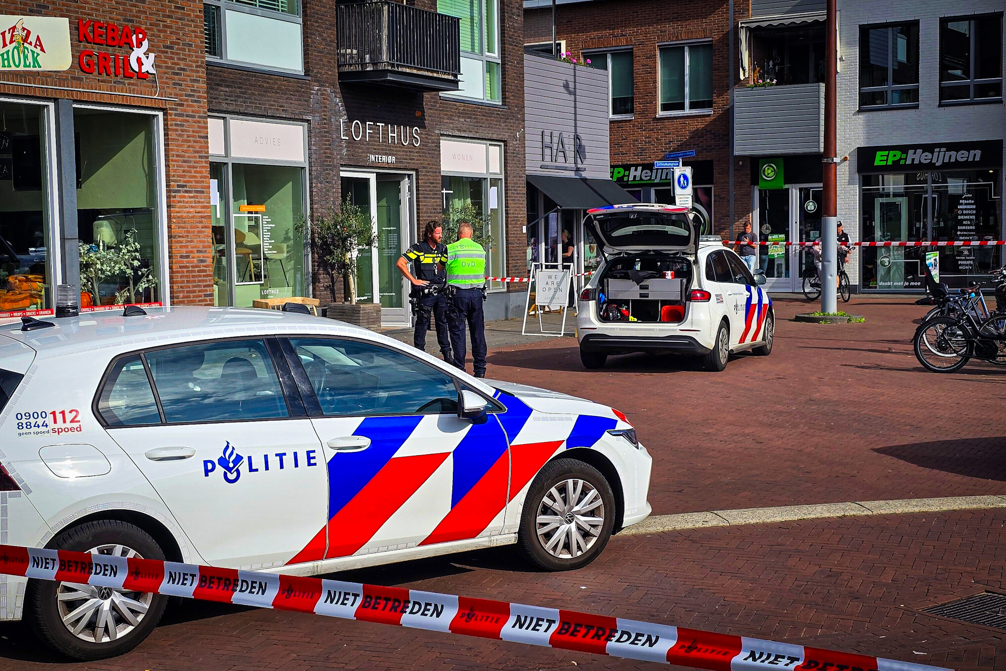 Politie-inzet met kogelwerende vesten, omgeving ruim afgezet - foto